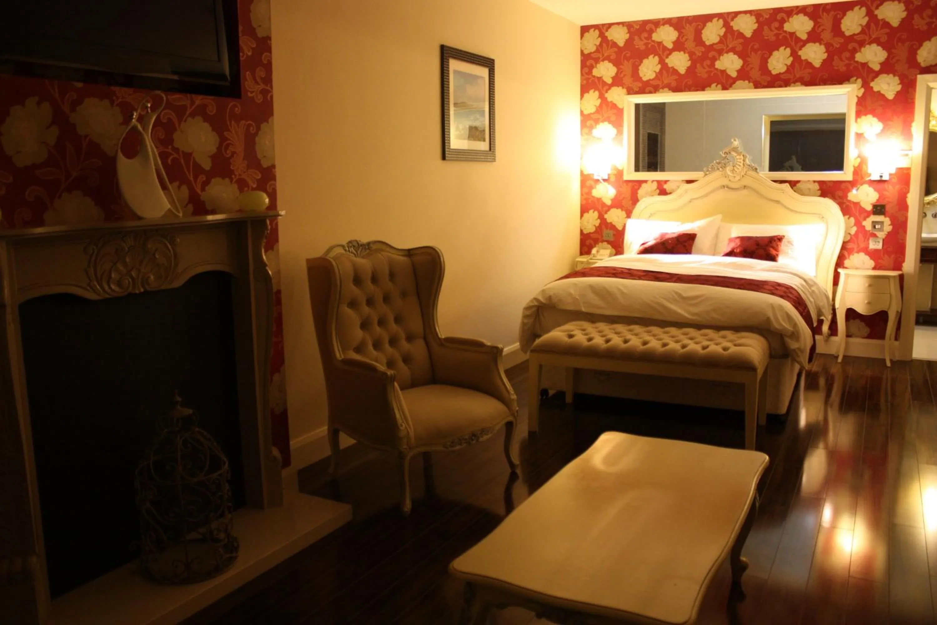 Photo of the whole room, Bed in The Talbot Hotel