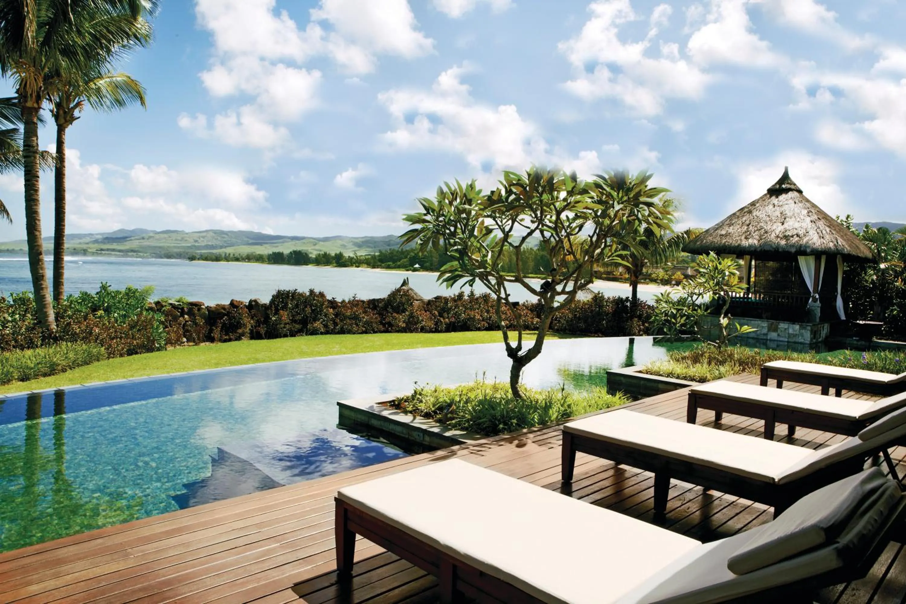 Swimming pool in Shanti Maurice Resort & Spa