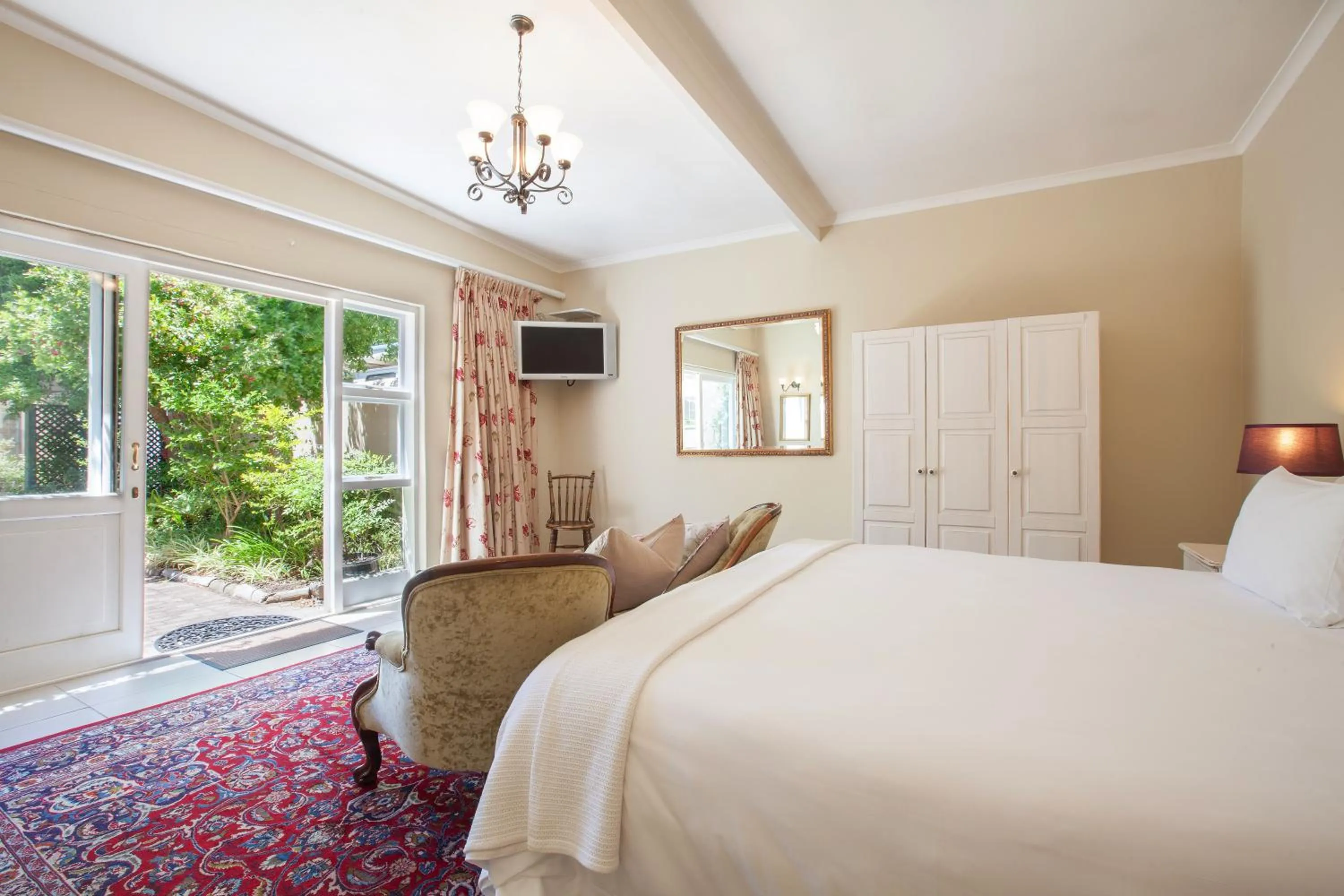 Seating area, Bed in Medindi Manor