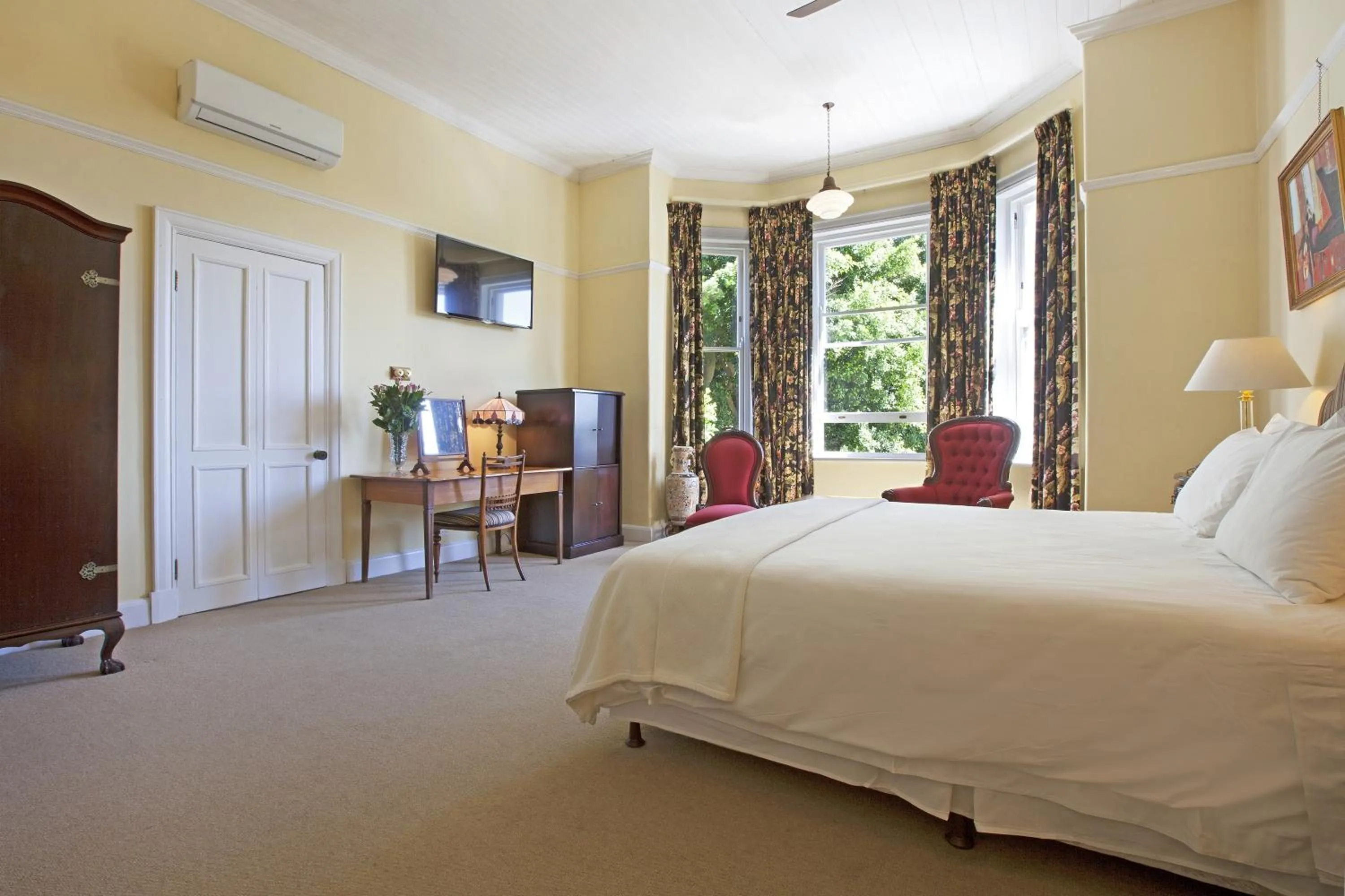 Bathroom, Bed in Medindi Manor
