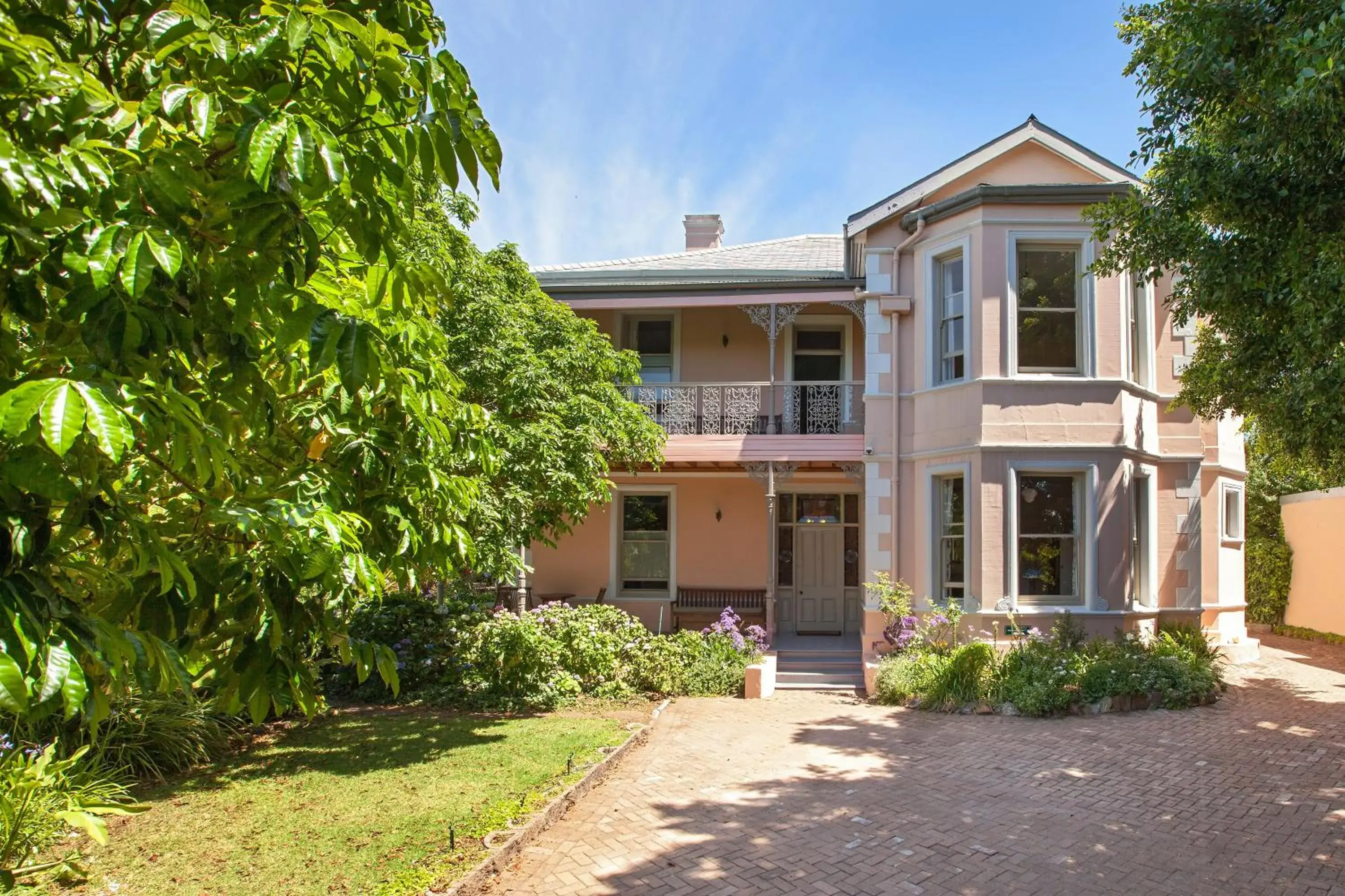 Facade/entrance in Medindi Manor Facade/entrance in Medindi Manor
