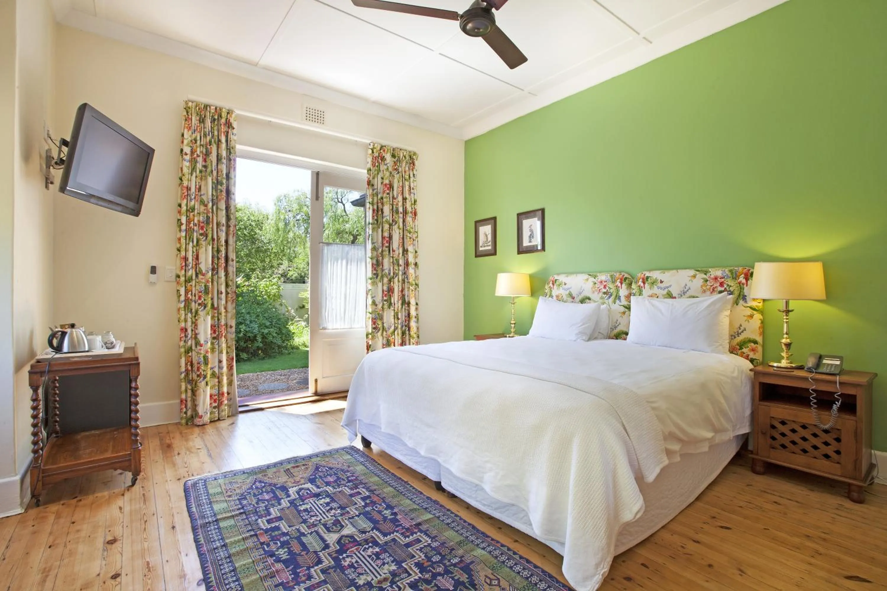 Photo of the whole room, Bed in Medindi Manor