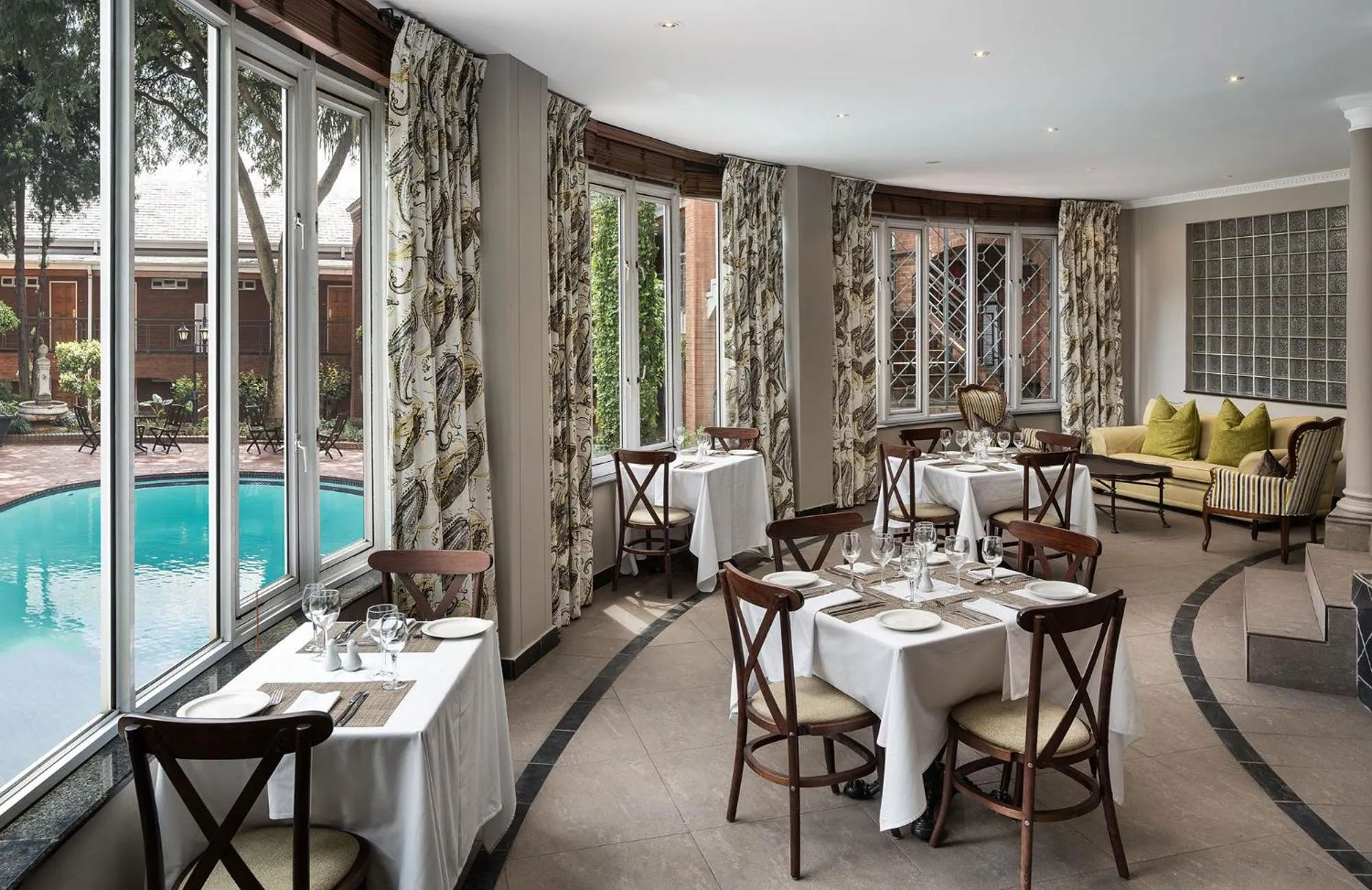 Restaurant/places to eat in Premier Hotel Falstaff