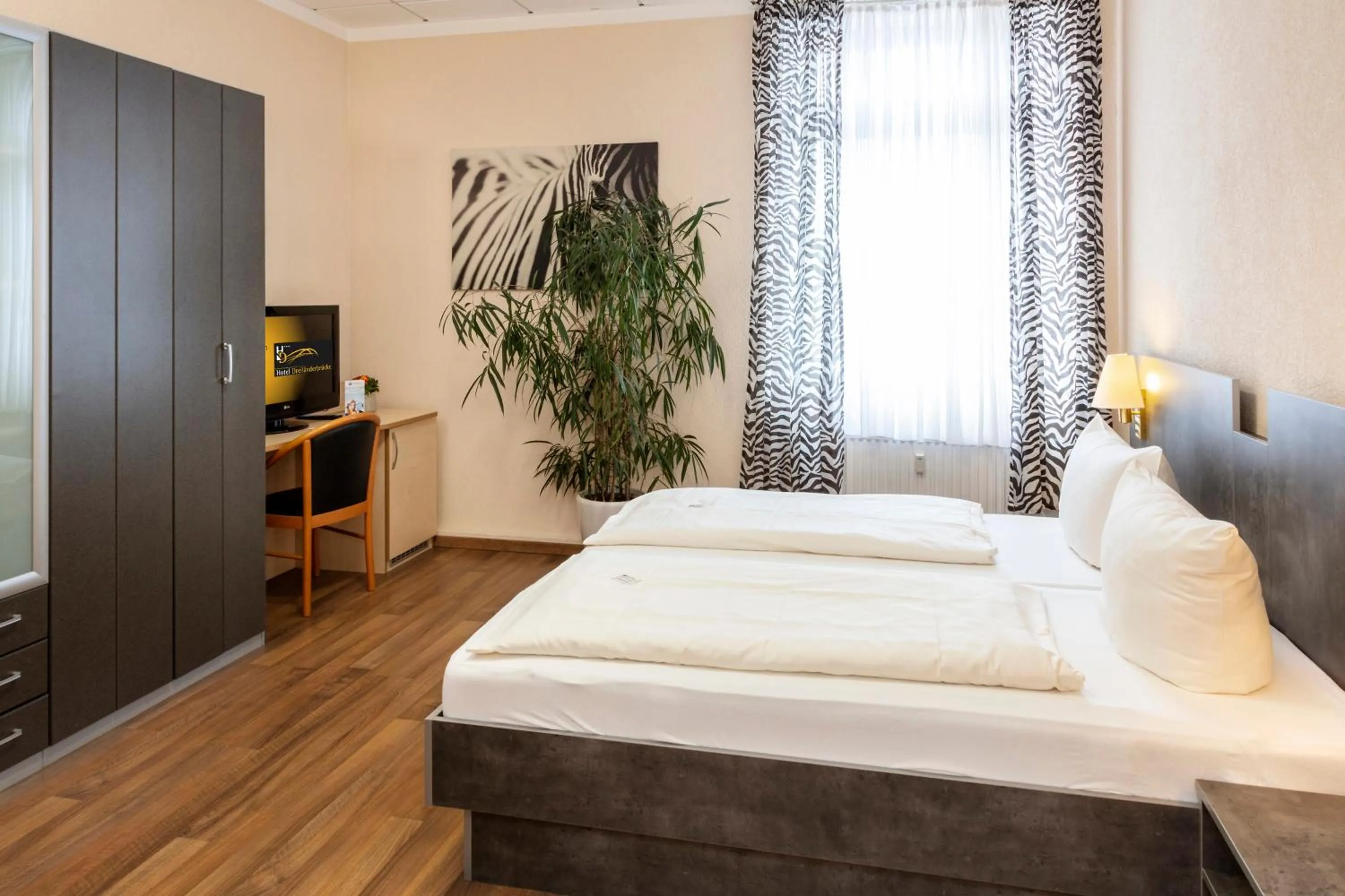 Bedroom, Bed in Best Western Hotel Dreiländerbrücke Weil am Rhein / Basel