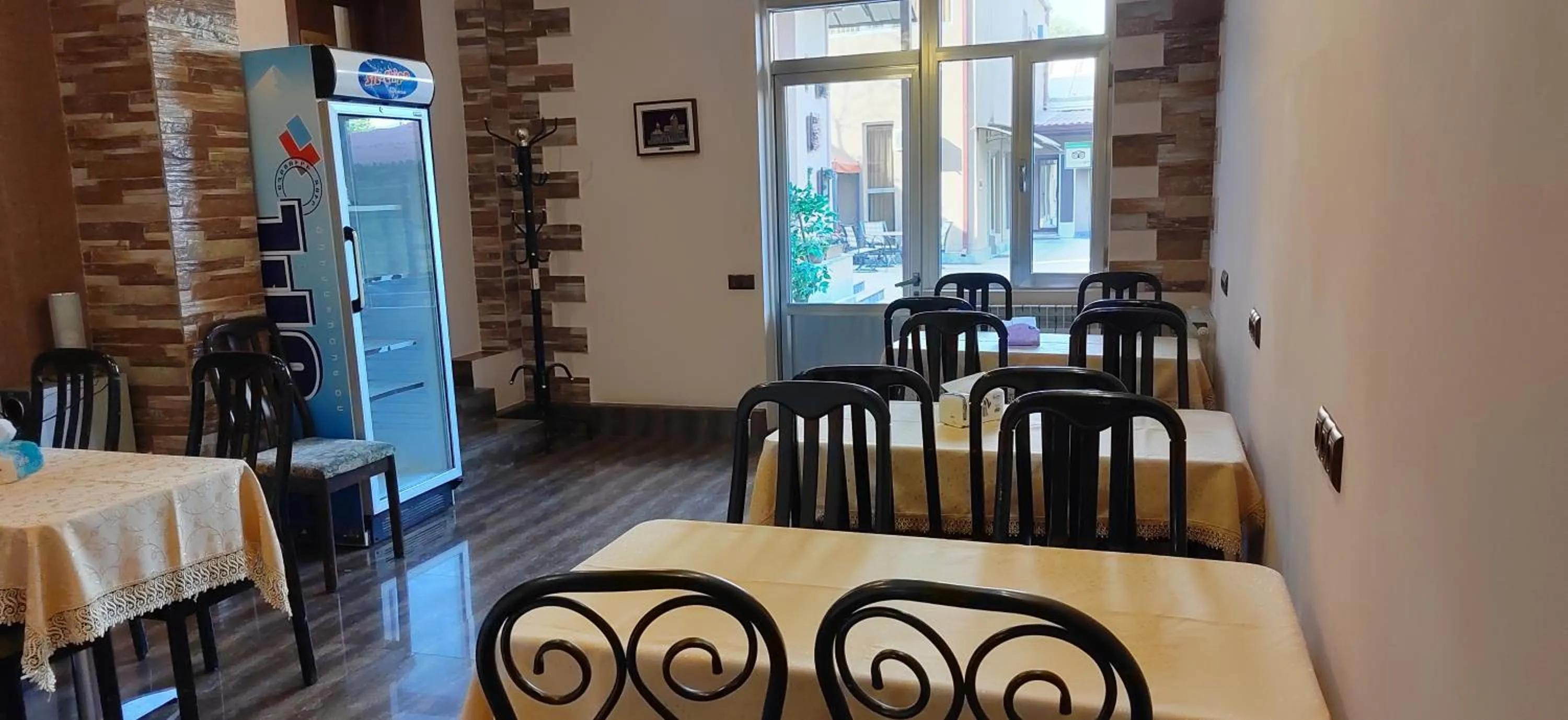 Restaurant/places to eat in Areg Hotel