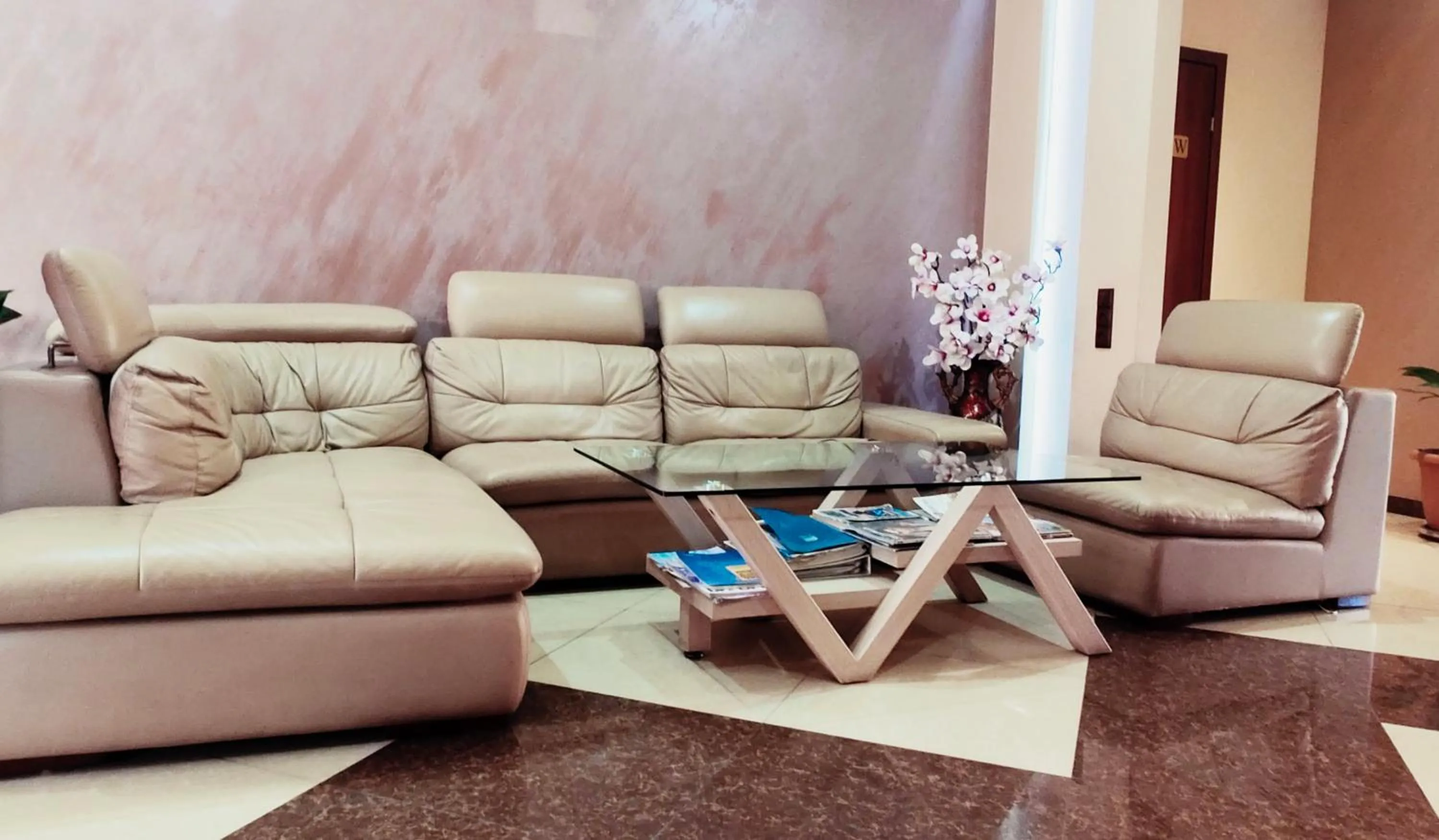 Communal lounge/ TV room in Areg Hotel