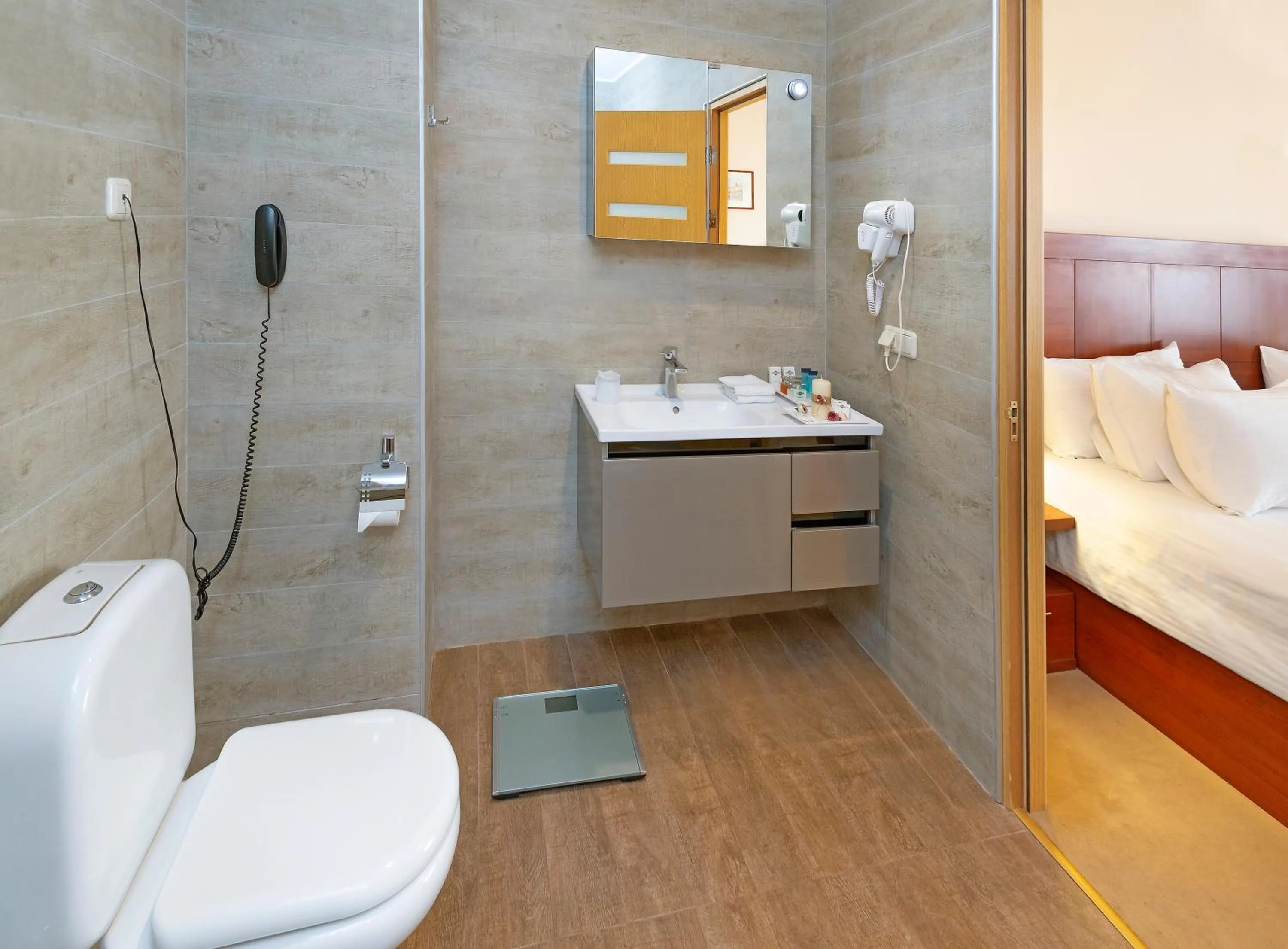 Bathroom, Bed in Ani Plaza Hotel