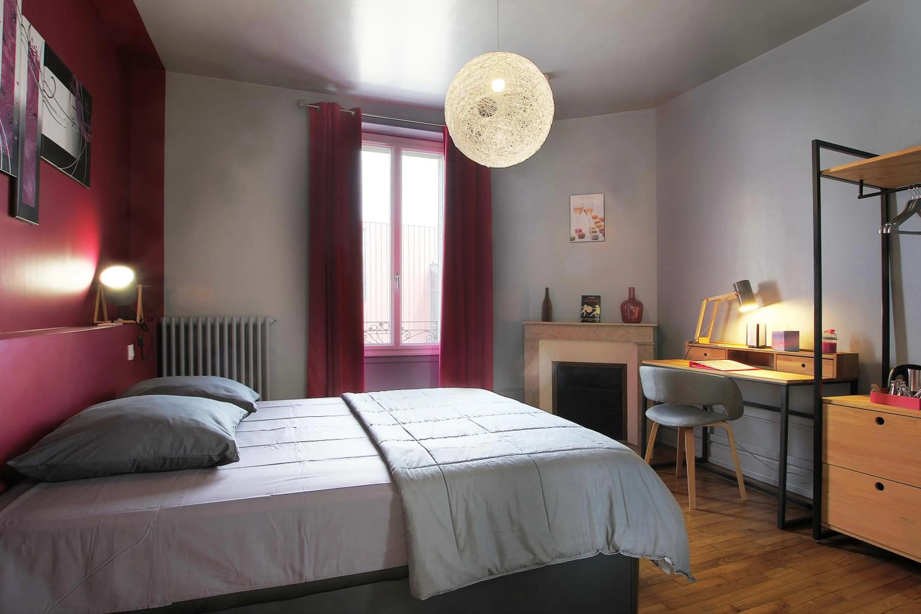 Bedroom, Bed in L'Iliade - Chambres d'hôtes - B&B à Bouzy