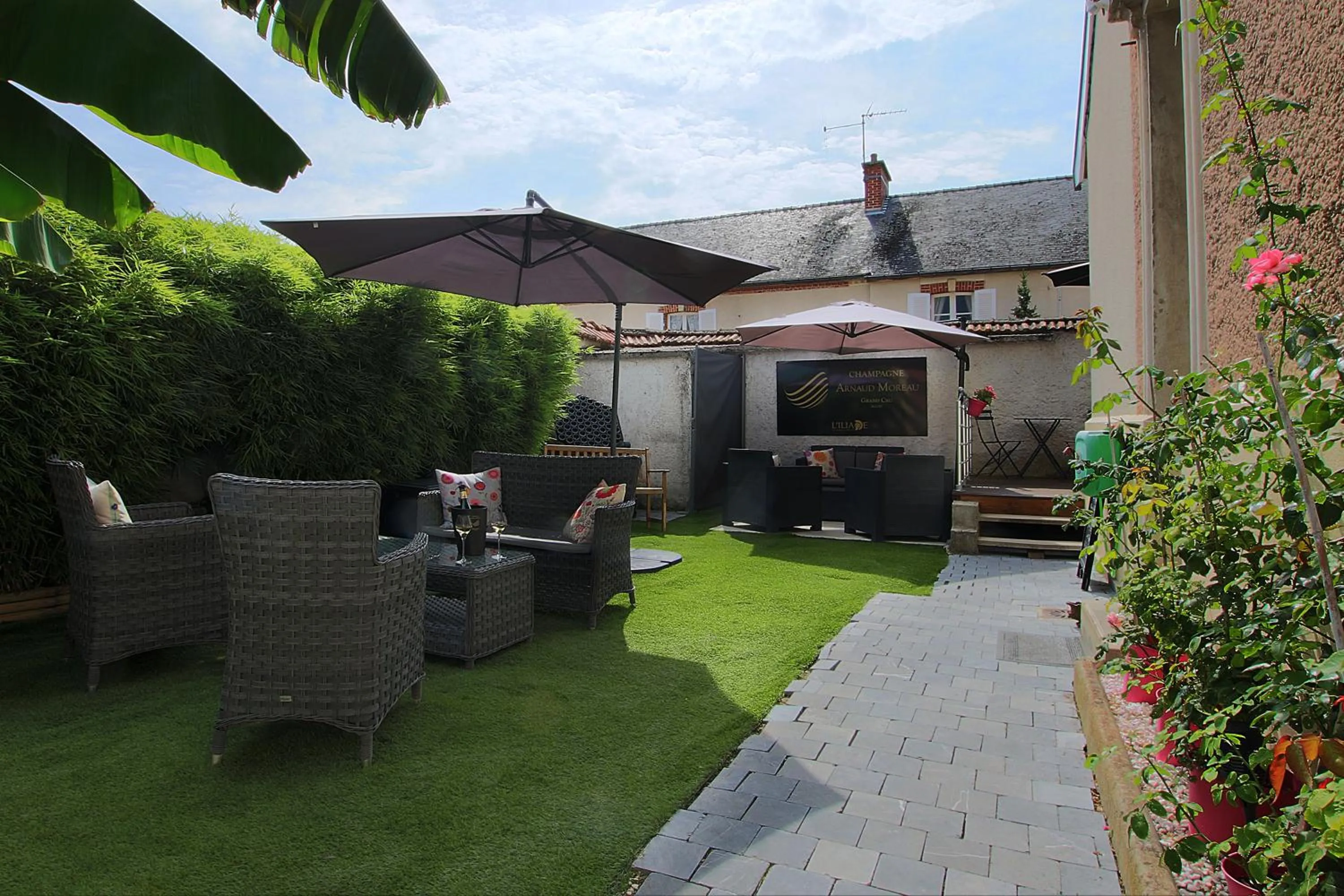 Facade/entrance in L'Iliade - Chambres d'hôtes - B&B à Bouzy