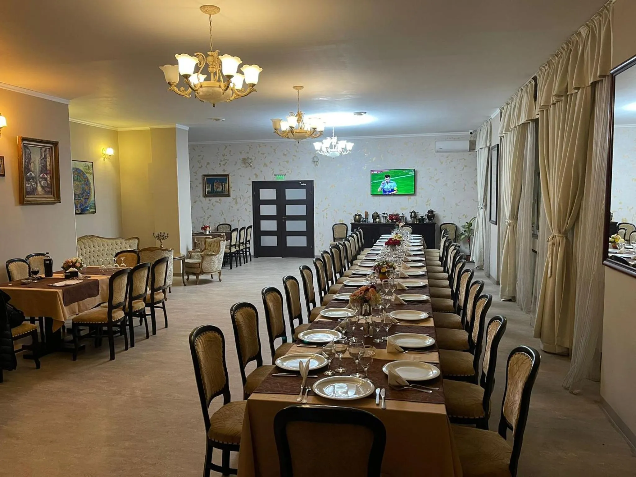 Restaurant/places to eat in Hotel Tineretului