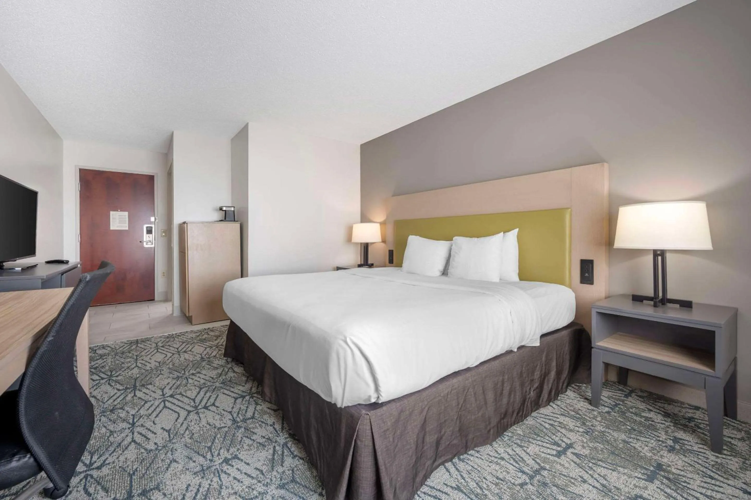Bed in Country Inn & Suites by Radisson, Dayton South, OH