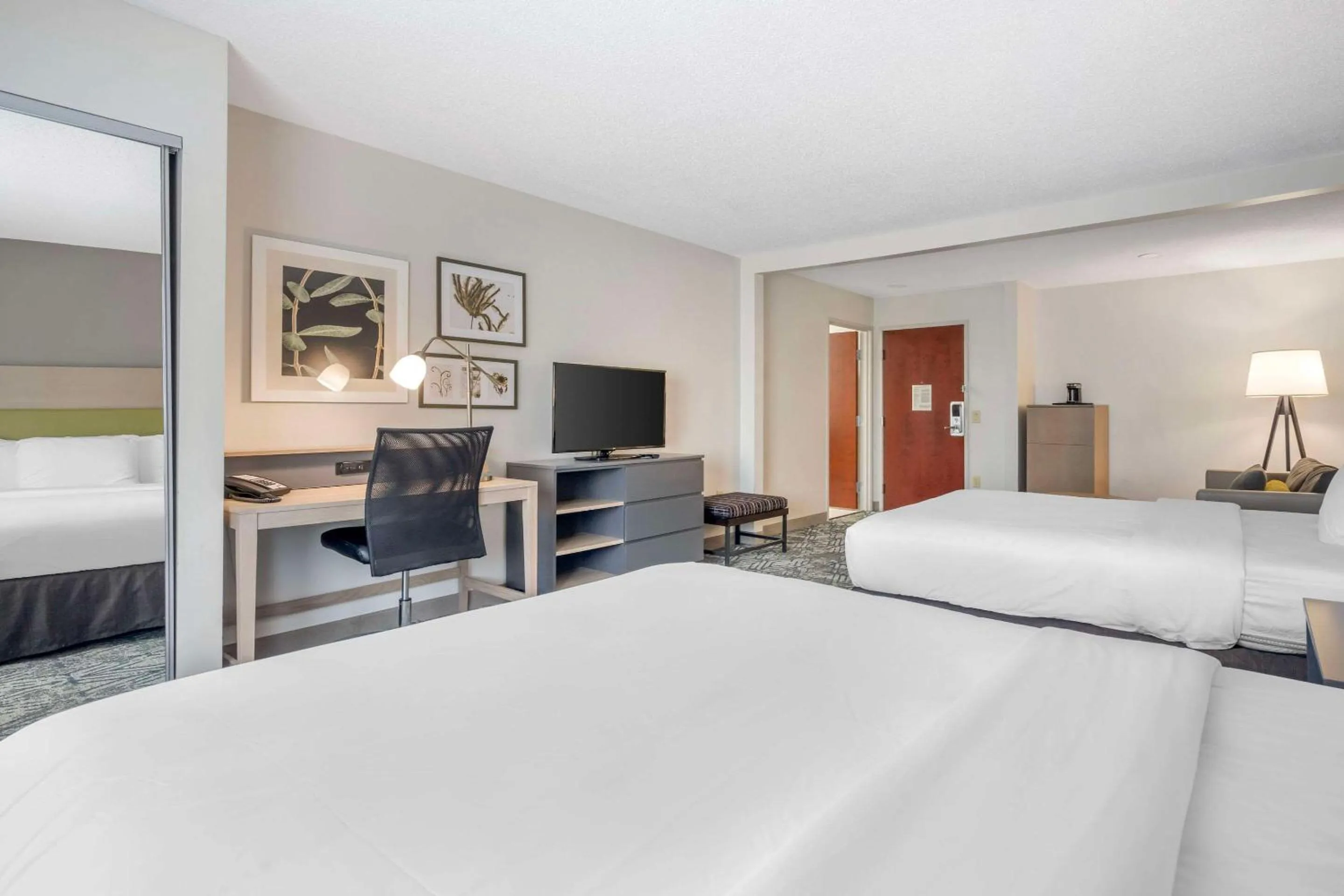 Bed in Country Inn & Suites by Radisson, Dayton South, OH