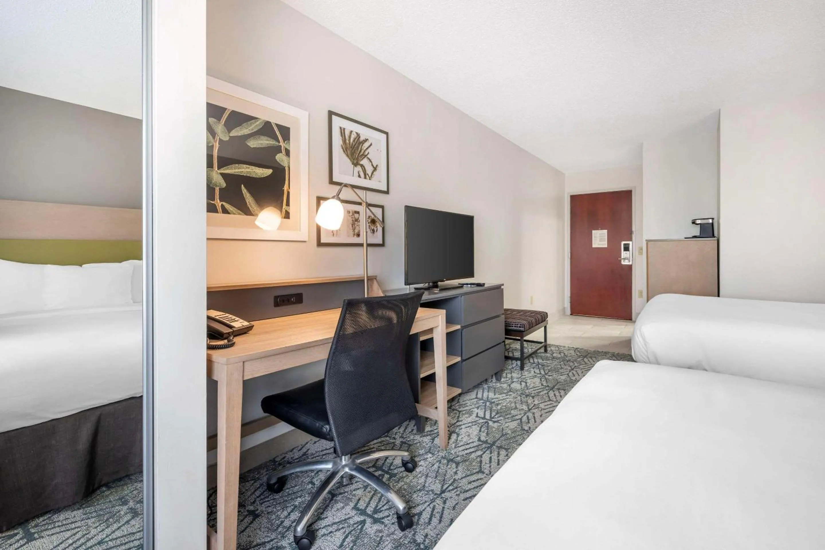 Bed in Country Inn & Suites by Radisson, Dayton South, OH