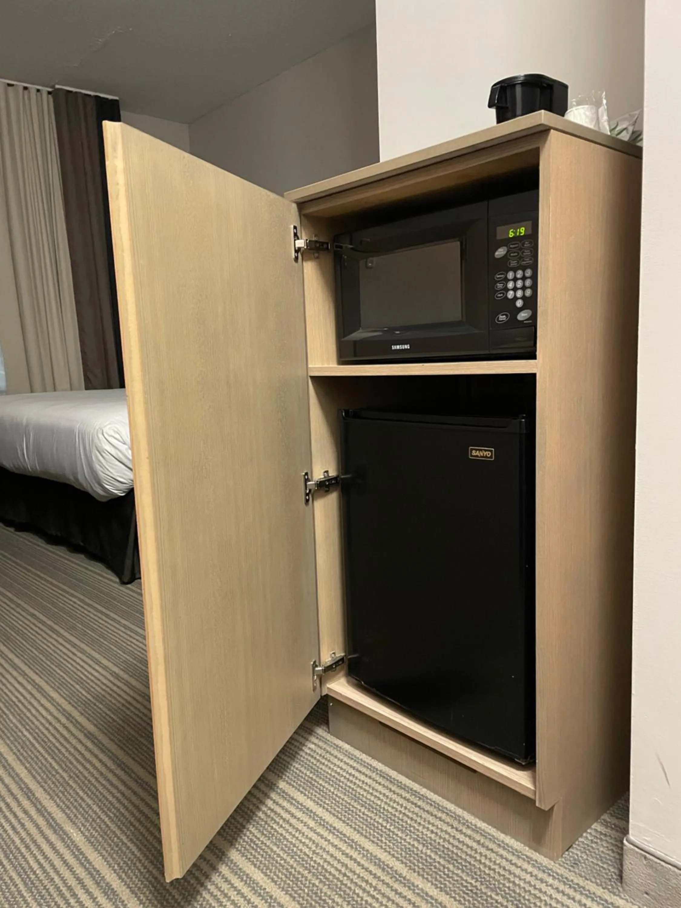 Coffee/tea facilities, Bed in Country Inn & Suites by Radisson, Dayton South, OH