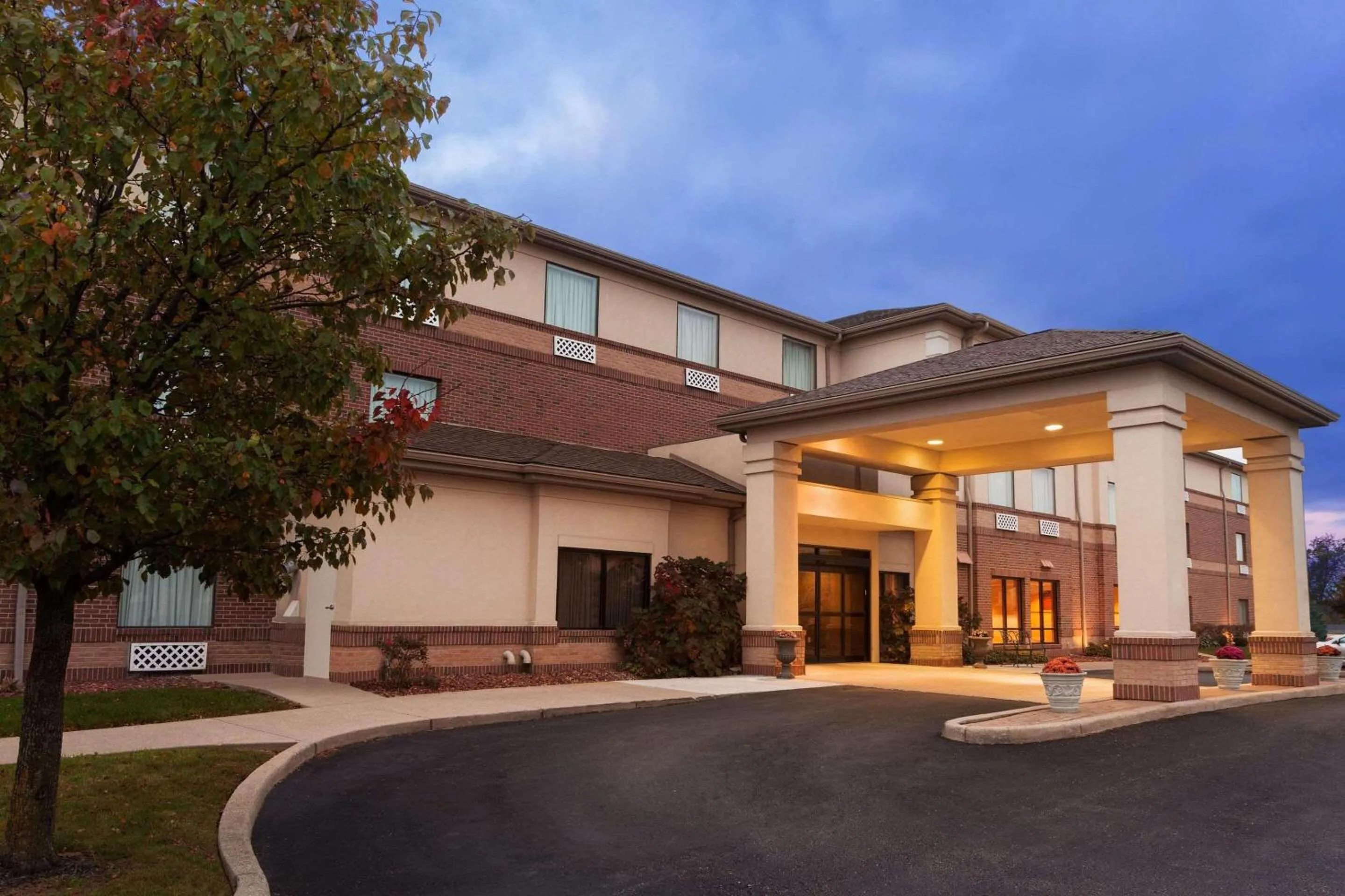 Property building in Country Inn & Suites by Radisson, Dayton South, OH