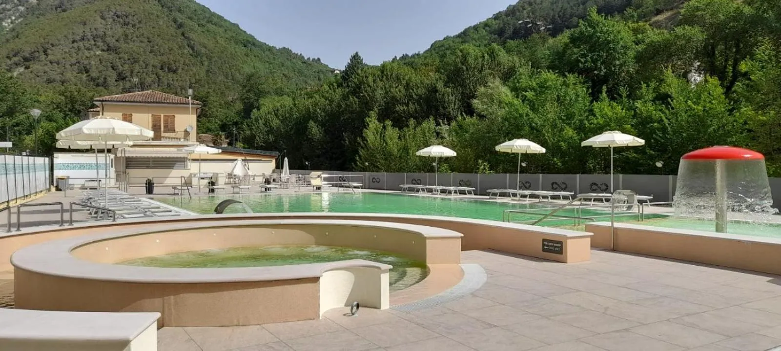 Swimming pool in Hotel Terme di Frasassi