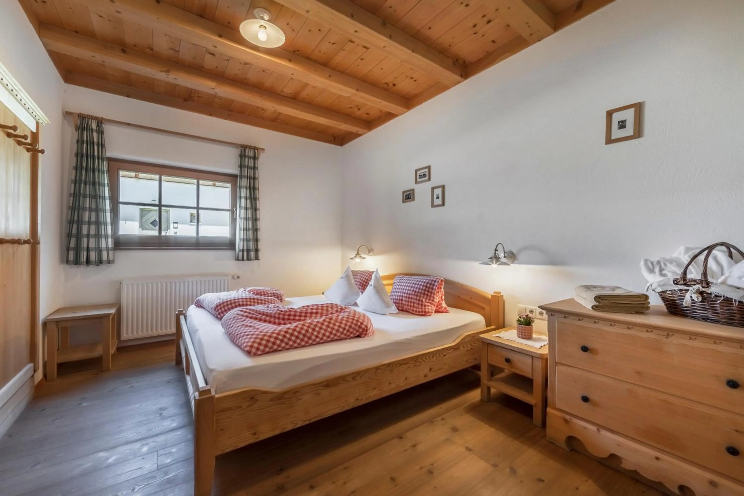 Photo of the whole room, Bed in Taser Alm