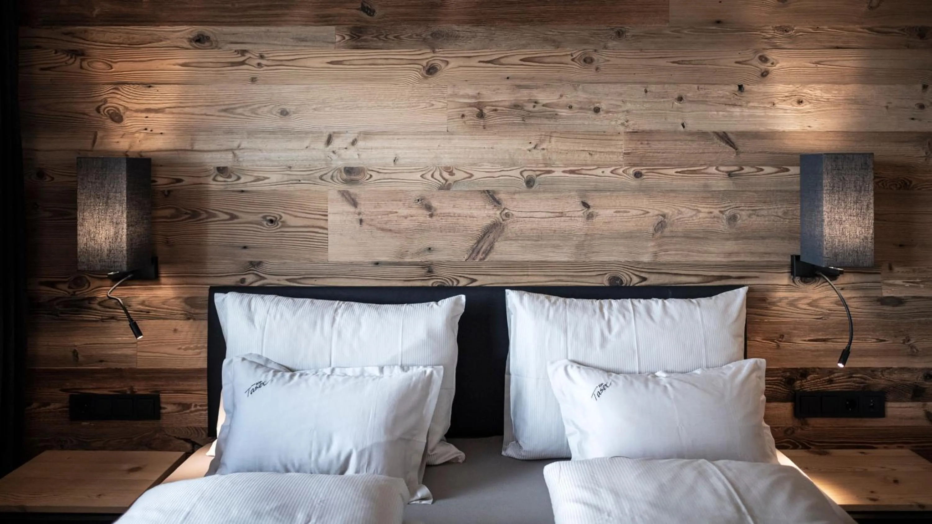 Photo of the whole room, Bed in Taser Alm