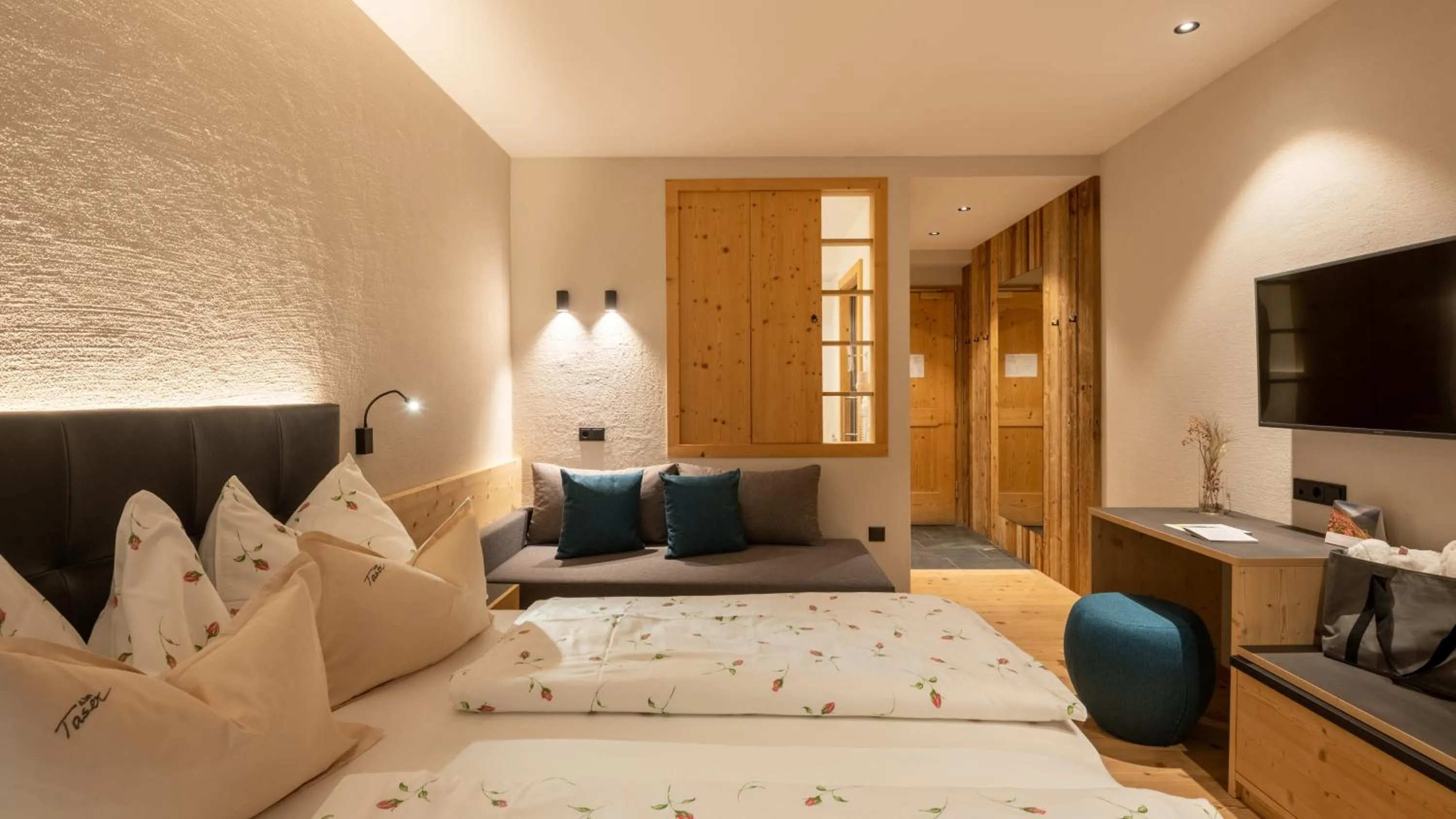 Photo of the whole room, Bed in Taser Alm