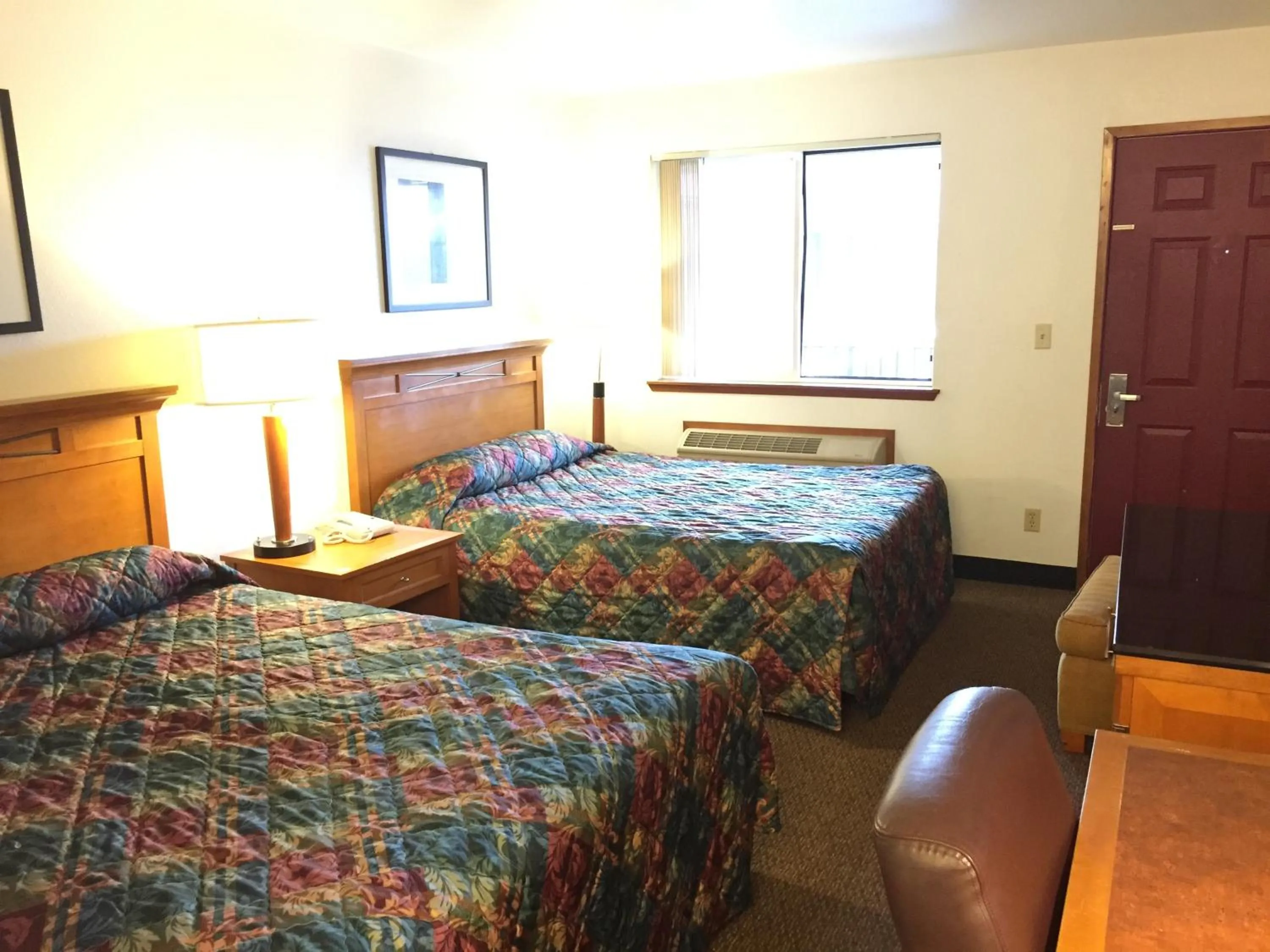 Seating area, Bed in Sunshine Motel