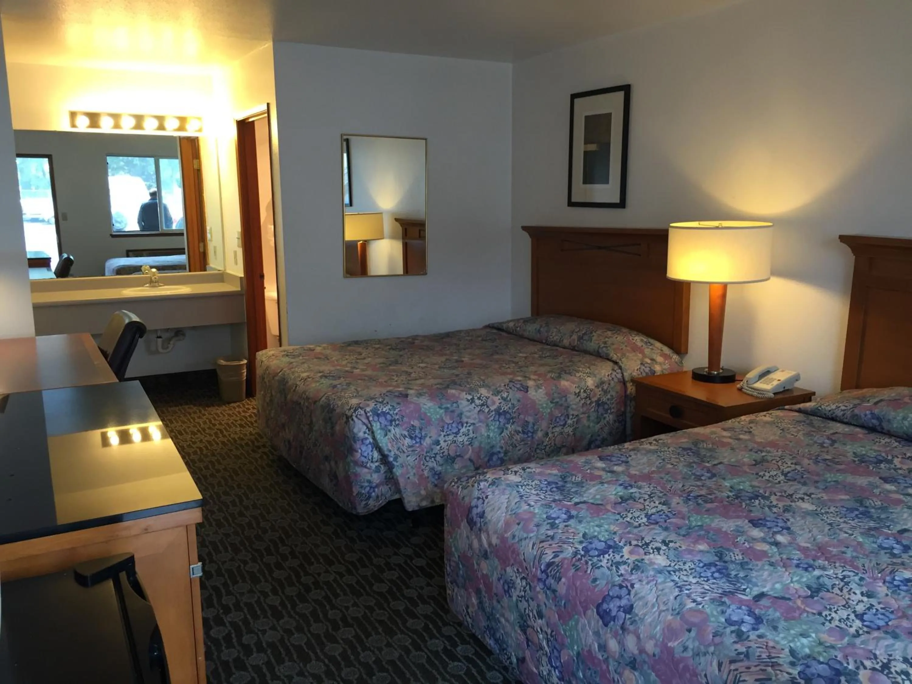 Seating area, Bed in Sunshine Motel