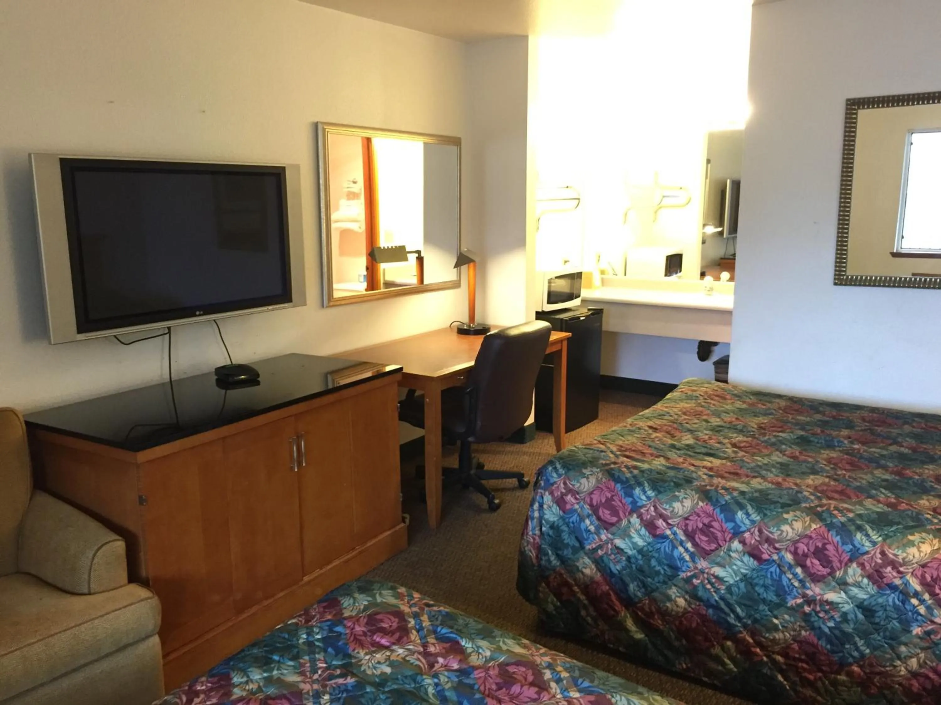 Seating area, Bed in Sunshine Motel