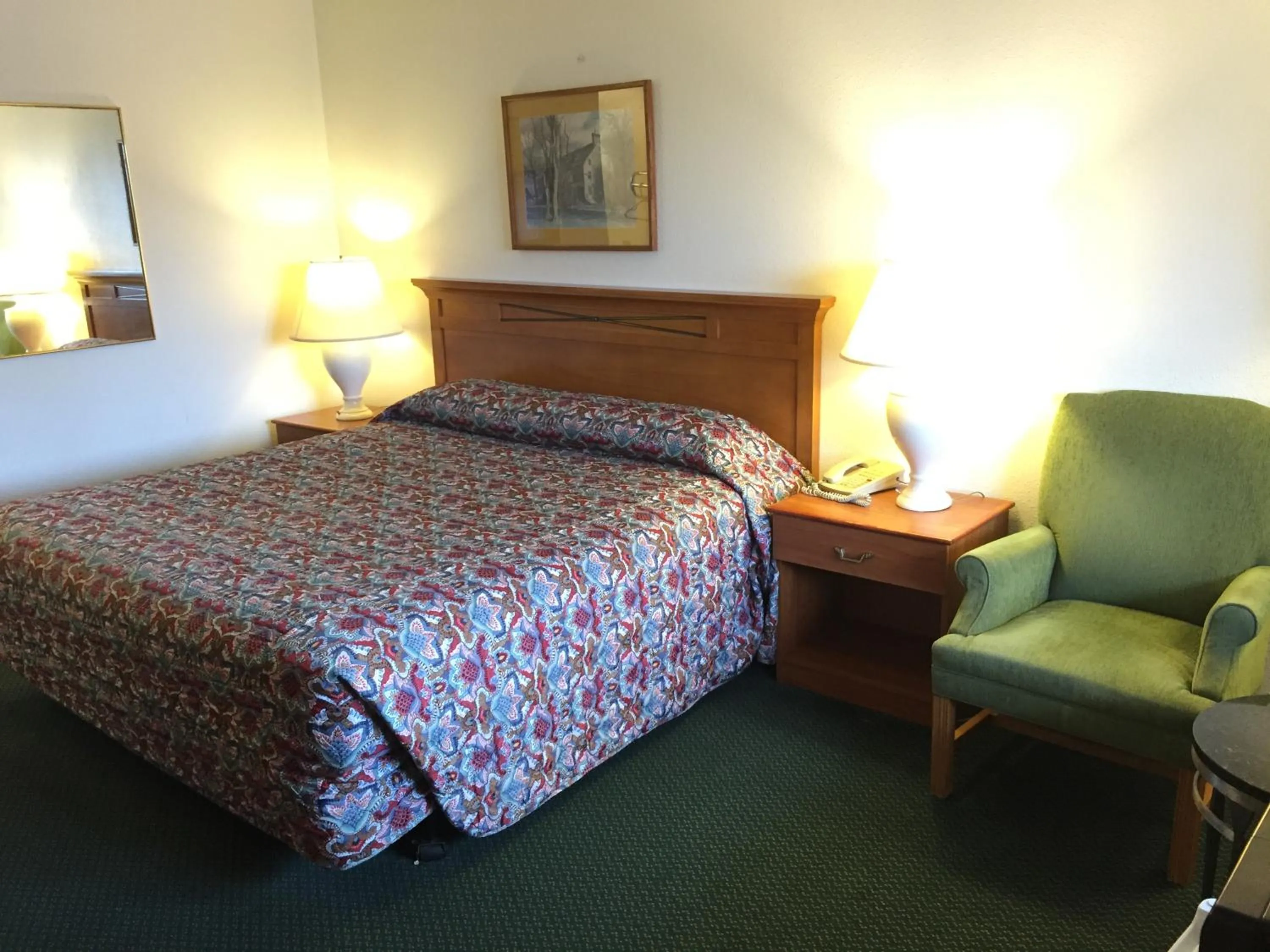 Seating area, Bed in Sunshine Motel