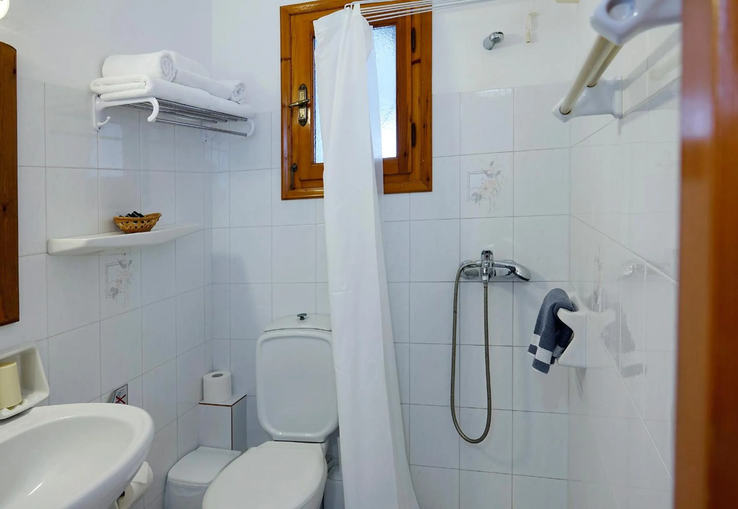 Shower in Elena Studios & Apartments