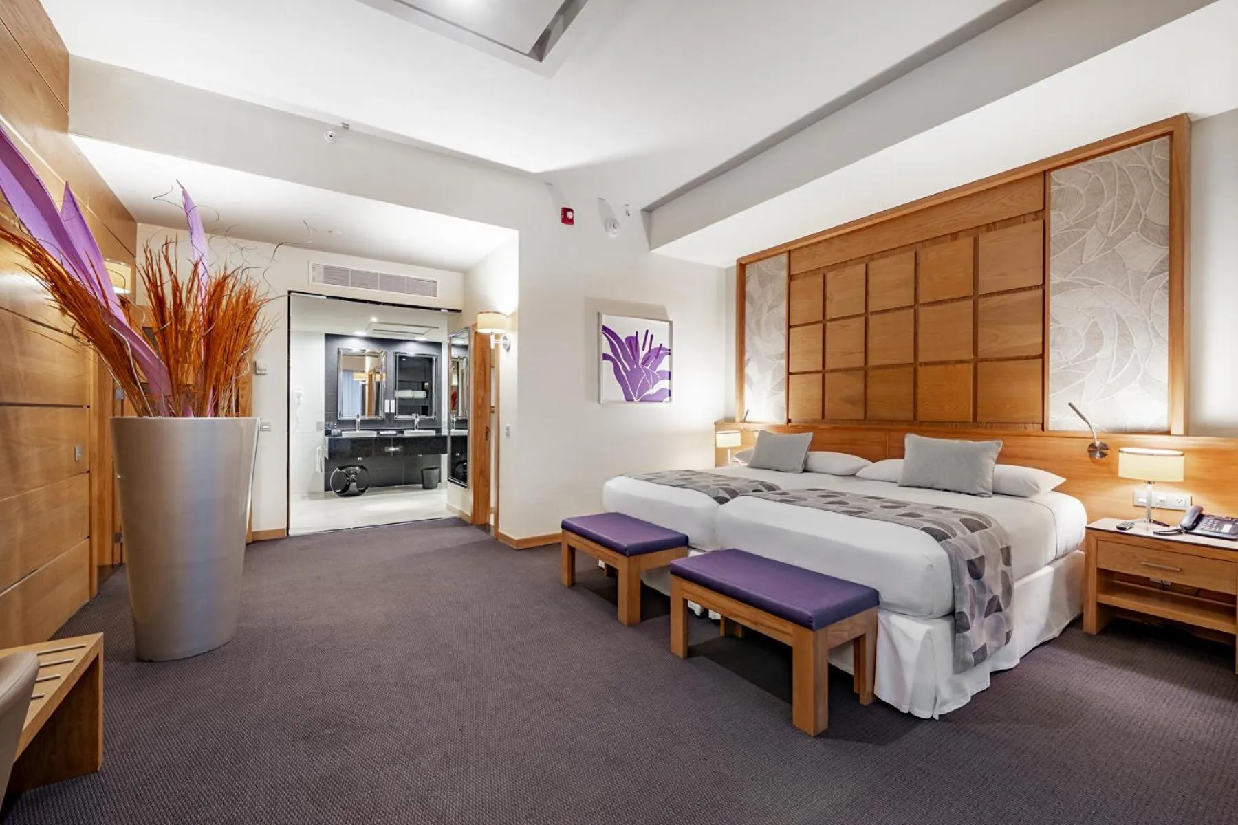 Living room, Bed in Riu Plaza Panamá