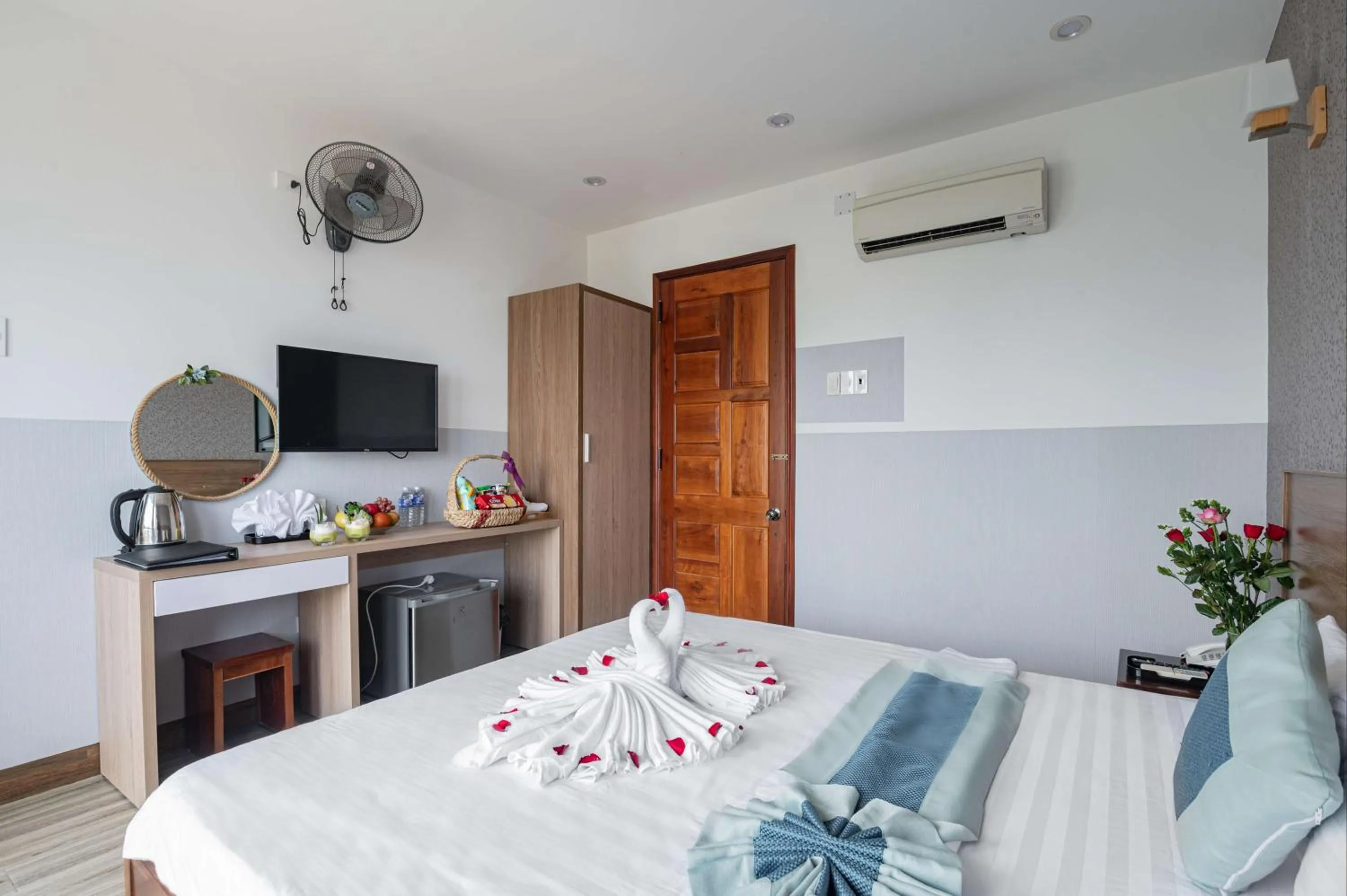 Bedroom, Bed in Hương Biển Hotel