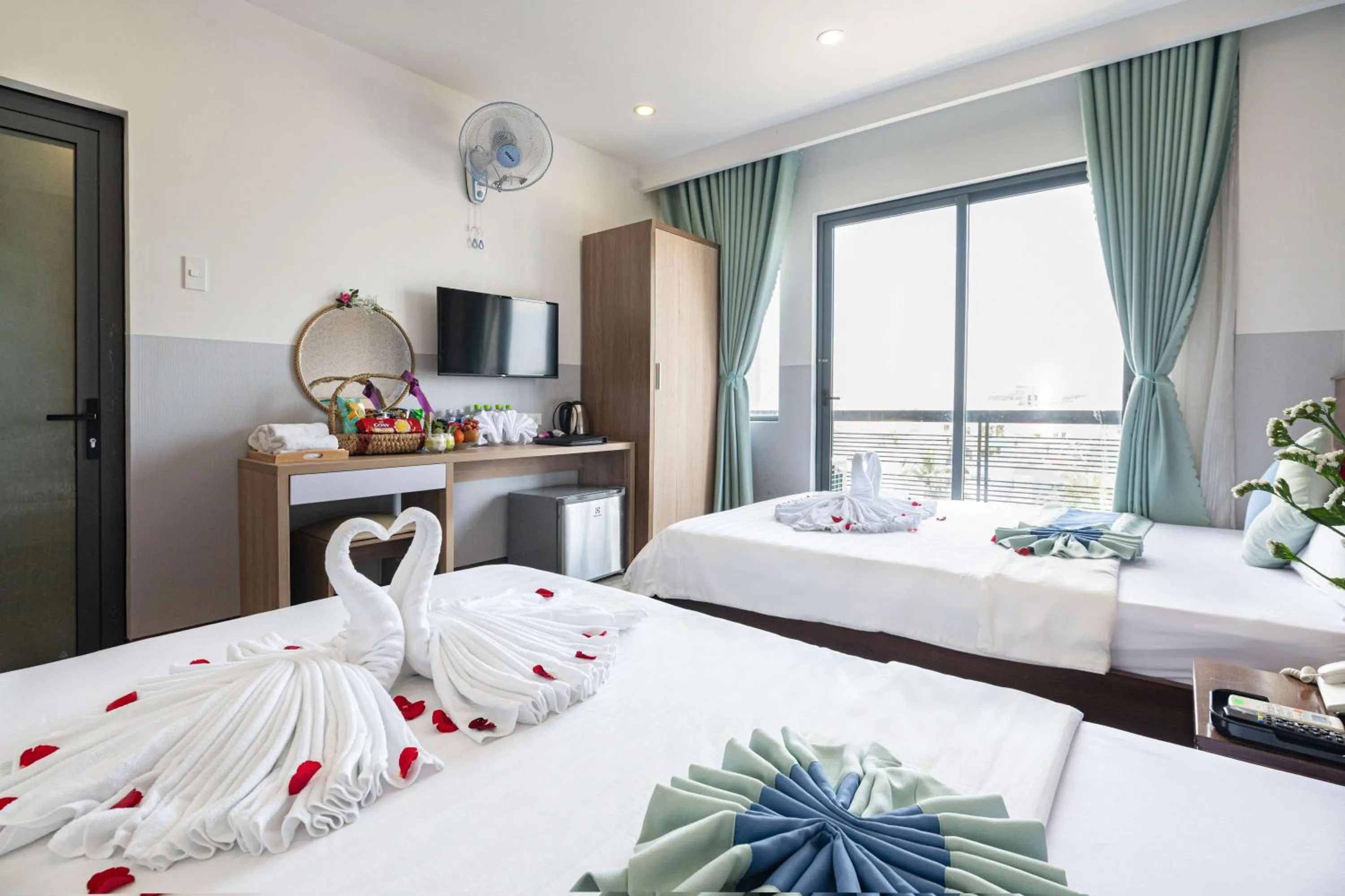 Bedroom, Bed in Hương Biển Hotel