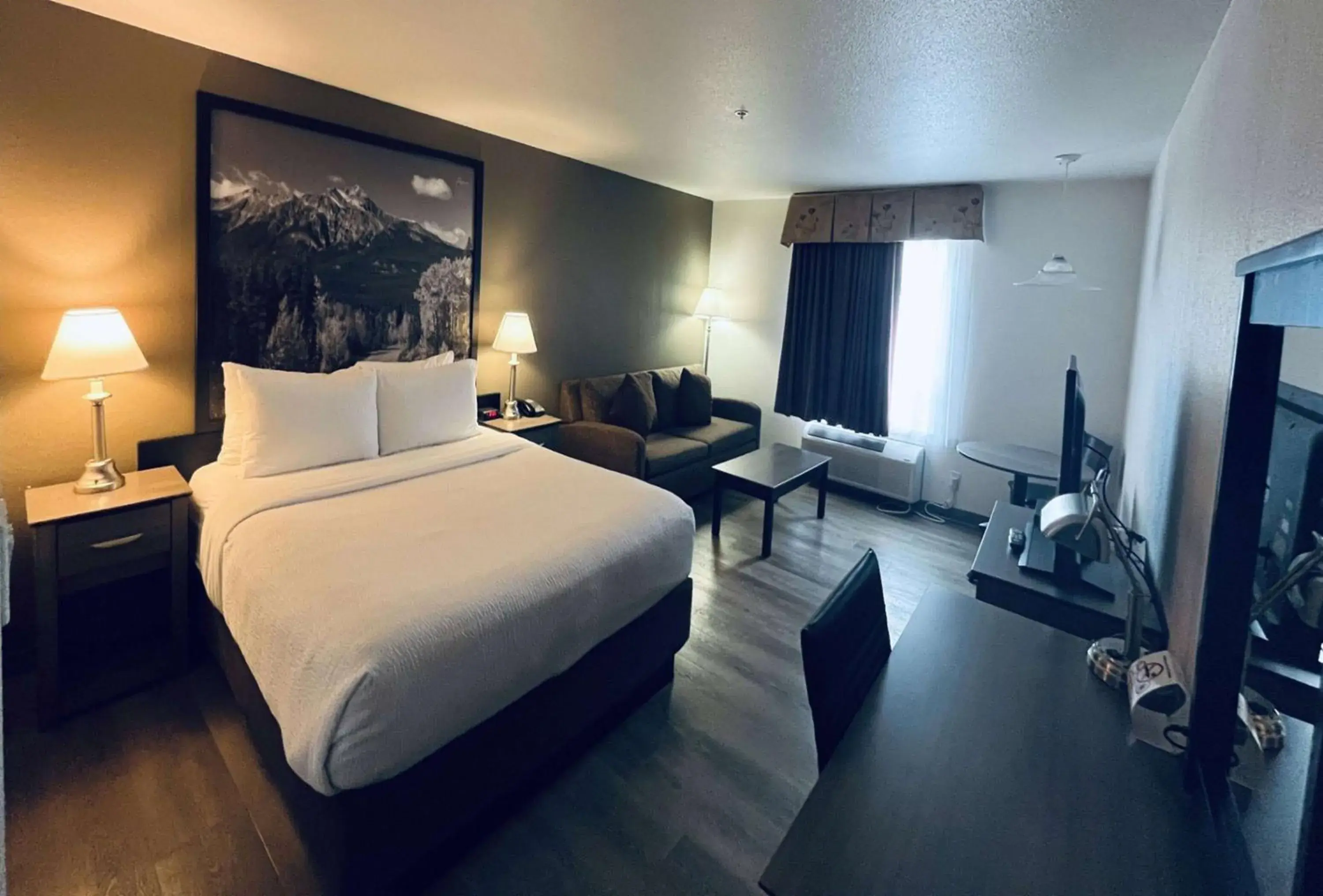 Queen Room - Non-Smoking in Super 8 by Wyndham Dawson Creek Queen Room - Non-Smoking in Super 8 by Wyndham Dawson Creek