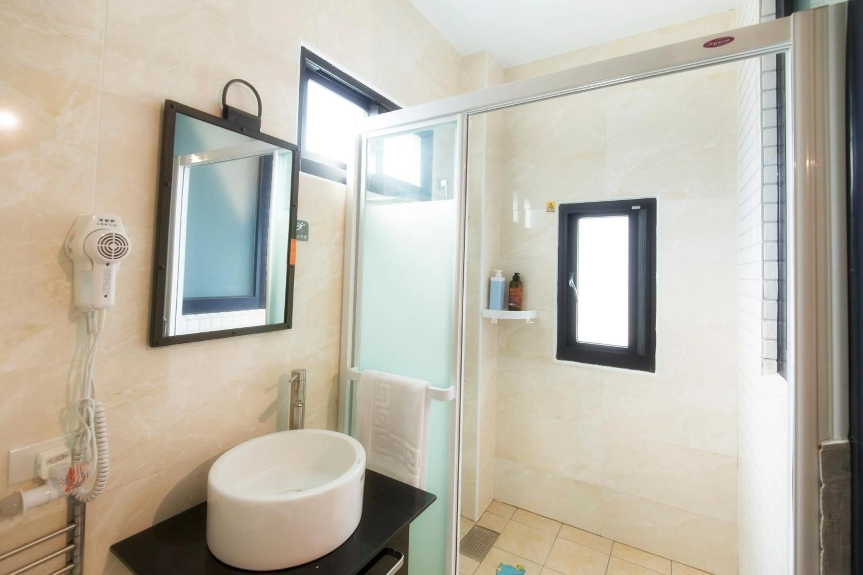 Shower in 東立方旅宿-East Cube B&B