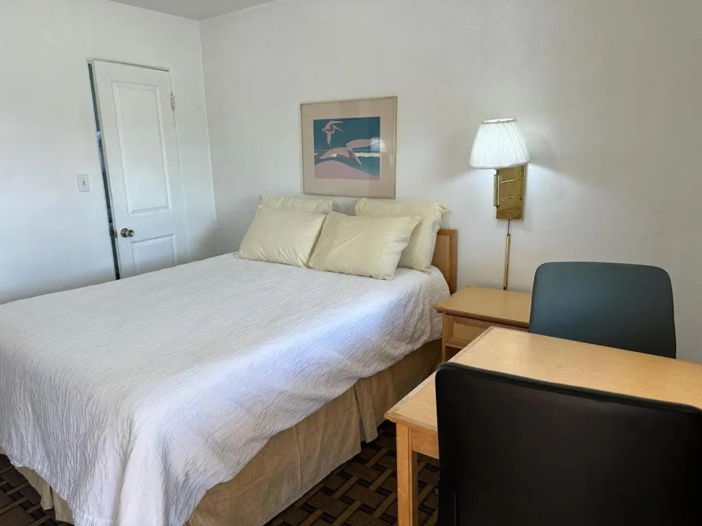 Bed in Ski's Western Motel