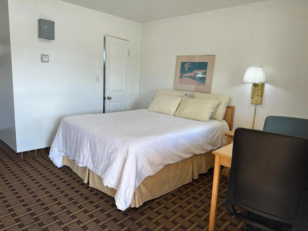 Bed in Ski's Western Motel