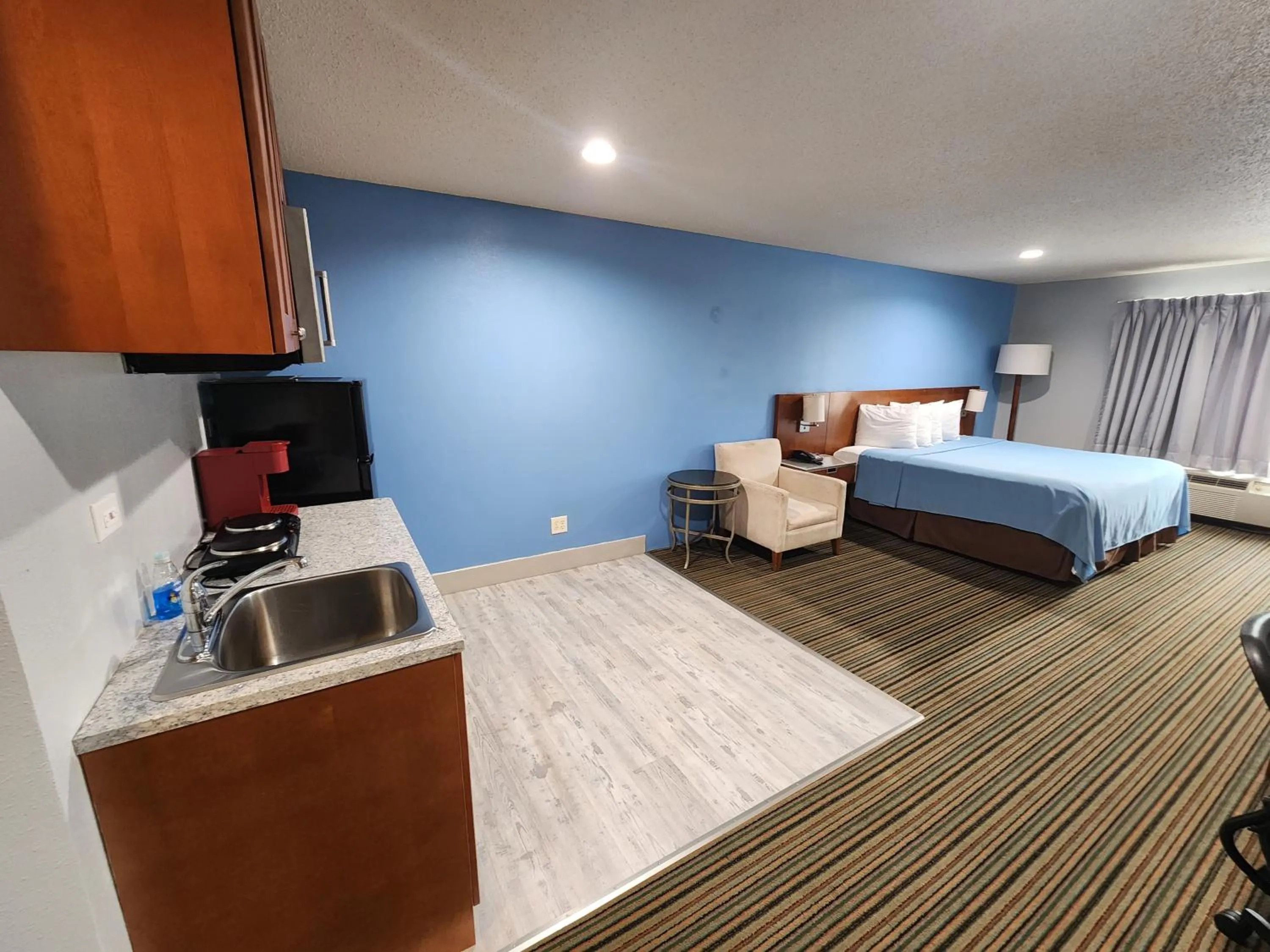 Bed in Windsor Place Inn