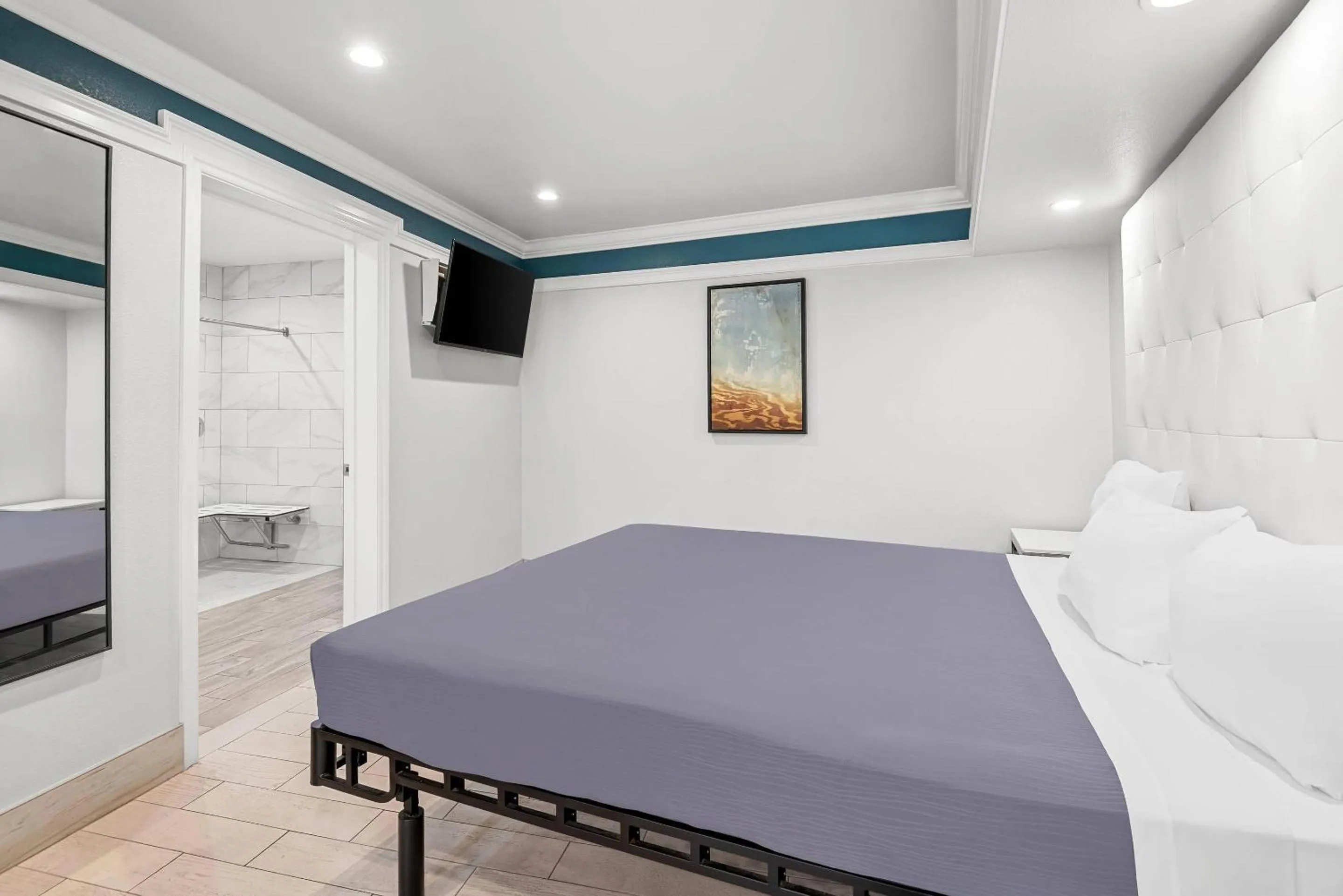 Bedroom, Bed in Rodeway Inn Commerce - Los Angeles