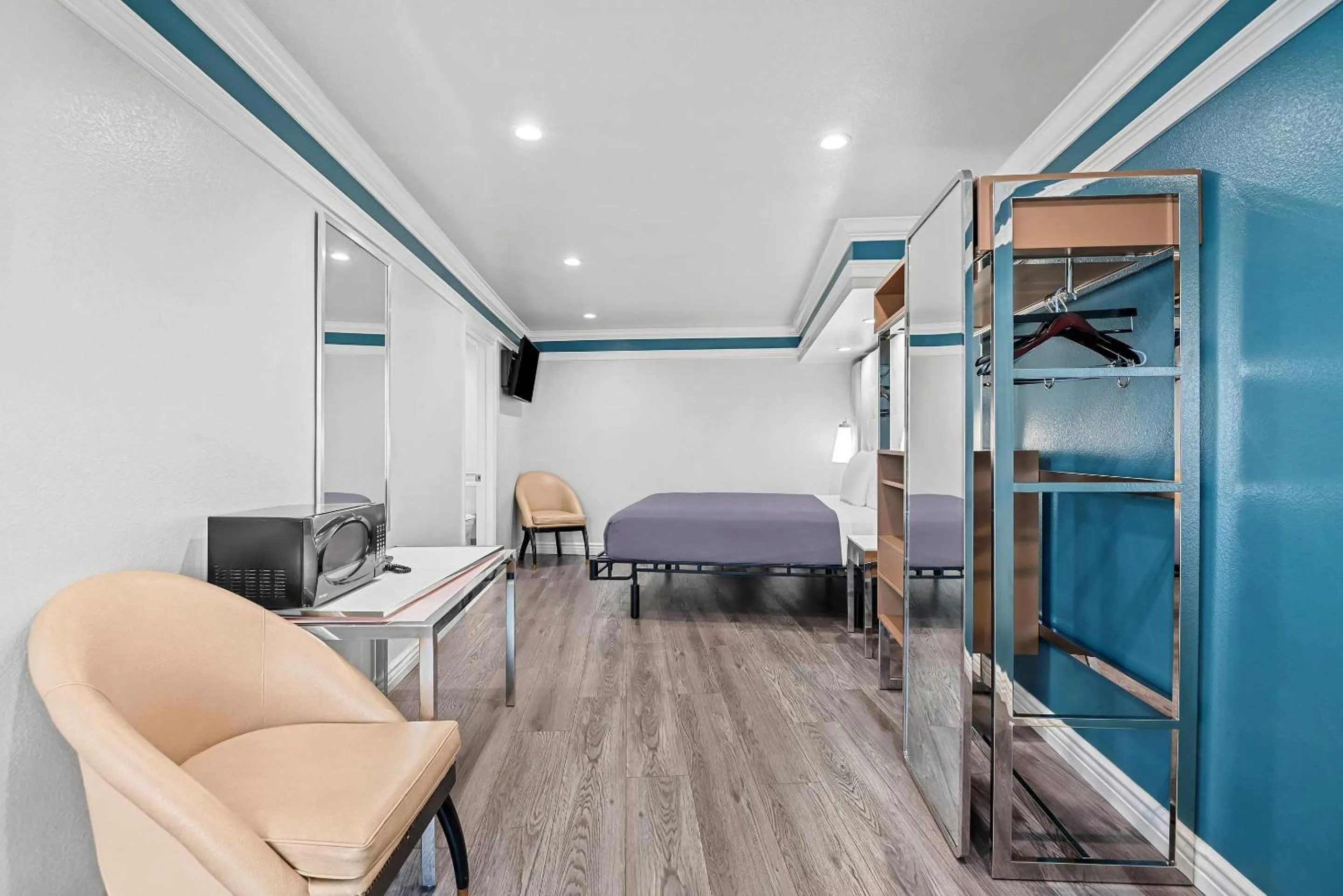 Bedroom in Rodeway Inn Commerce - Los Angeles