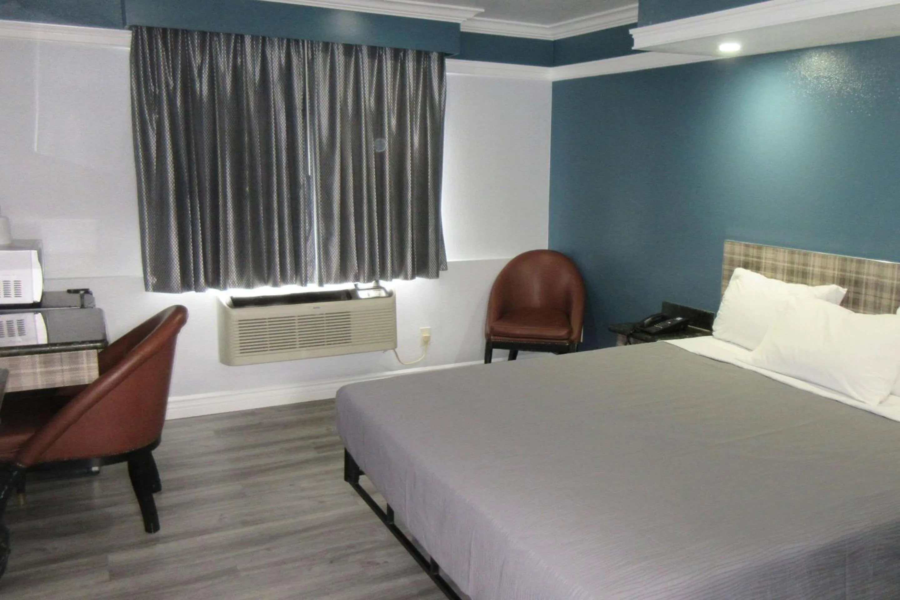 Bedroom, Bed in Rodeway Inn Commerce - Los Angeles