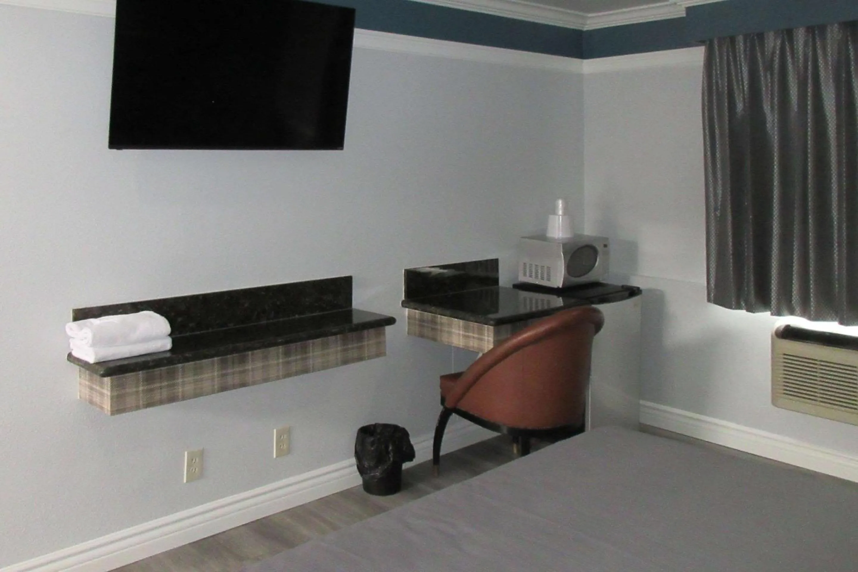 Bedroom in Rodeway Inn Commerce - Los Angeles