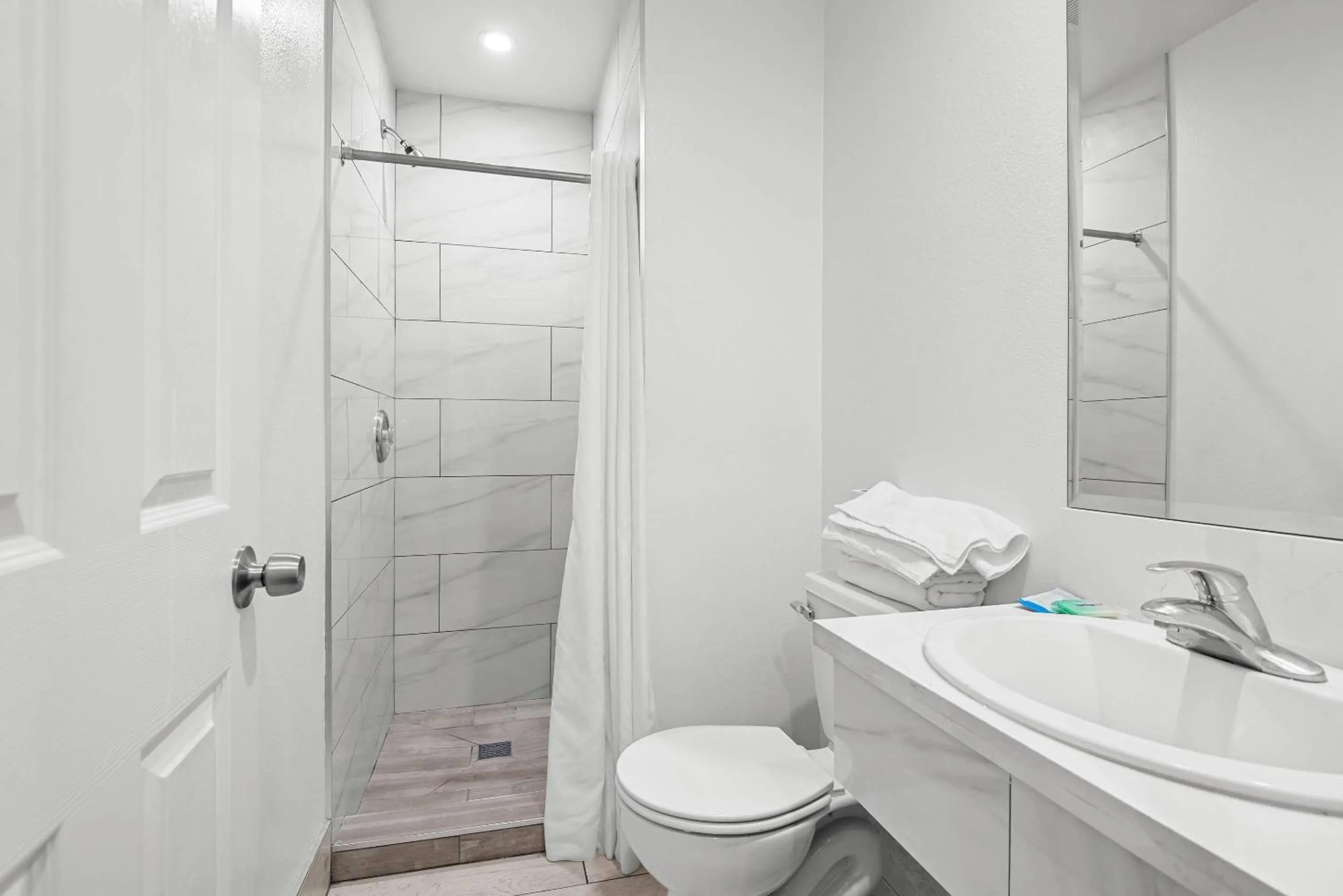 Bedroom in Rodeway Inn Commerce - Los Angeles