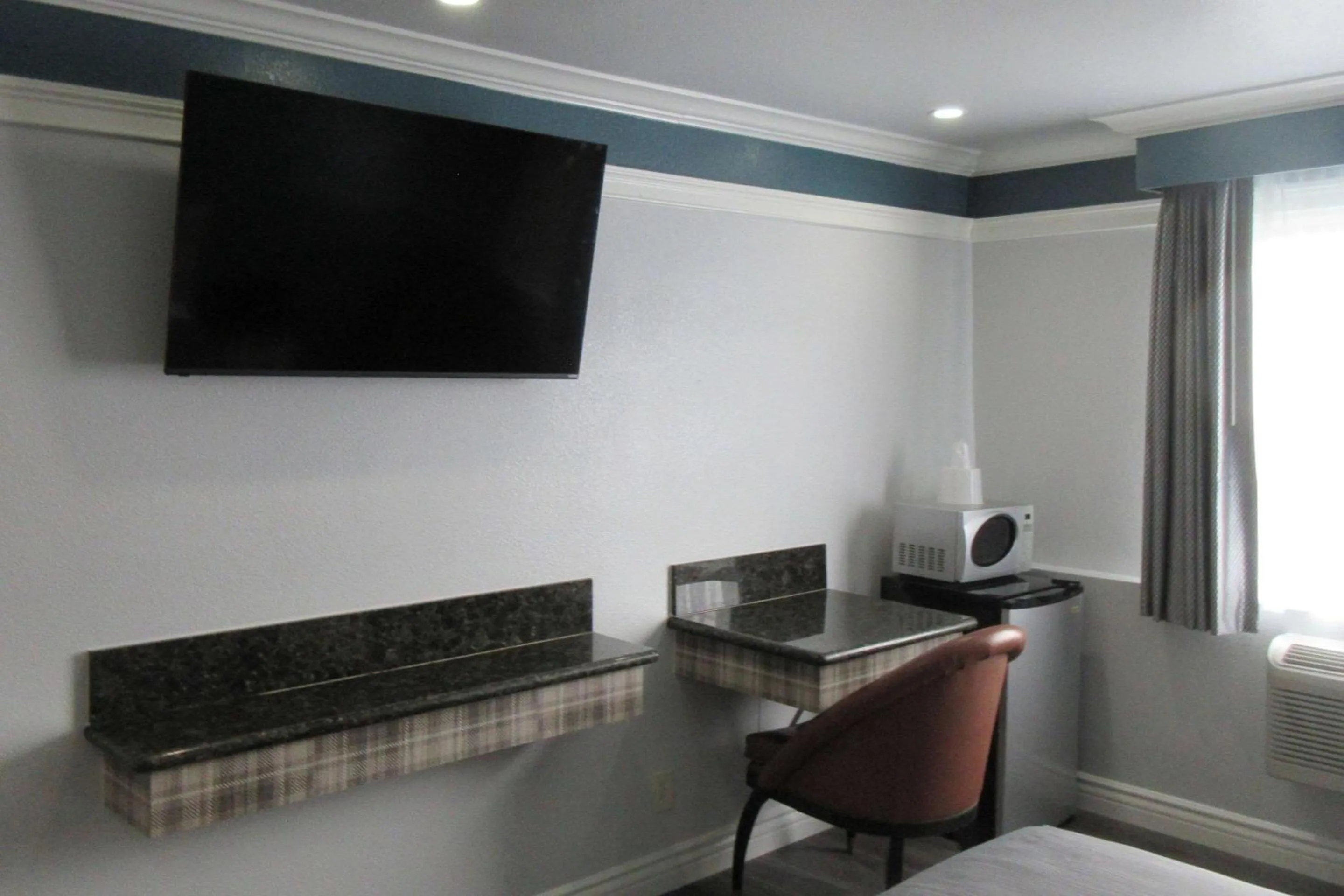 Bedroom in Rodeway Inn Commerce - Los Angeles