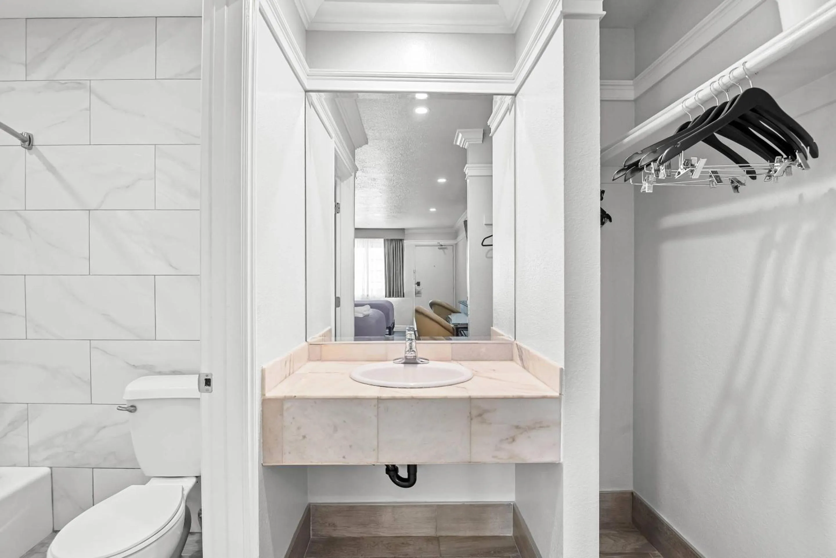 Bedroom in Rodeway Inn Commerce - Los Angeles