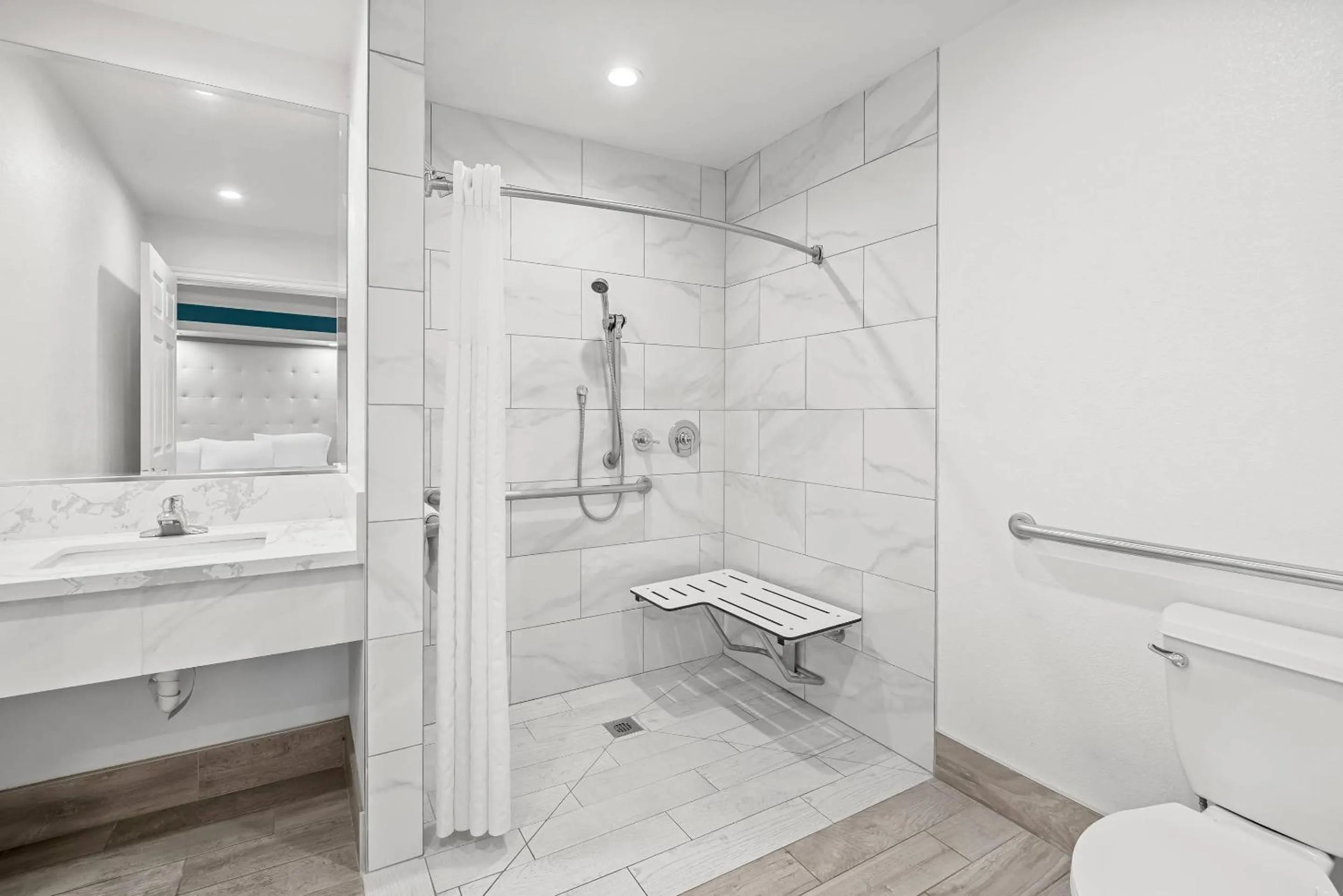 Bedroom in Rodeway Inn Commerce - Los Angeles