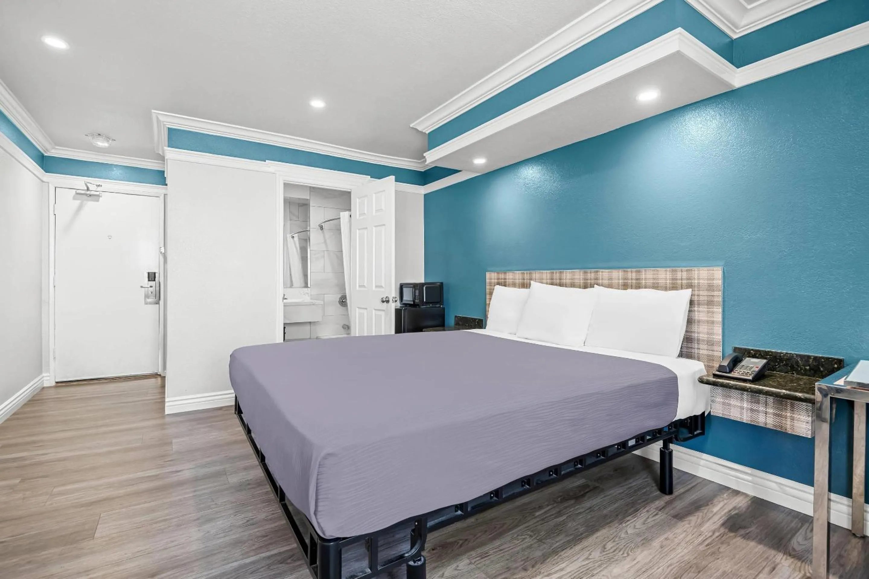 Bedroom, Bed in Rodeway Inn Commerce - Los Angeles