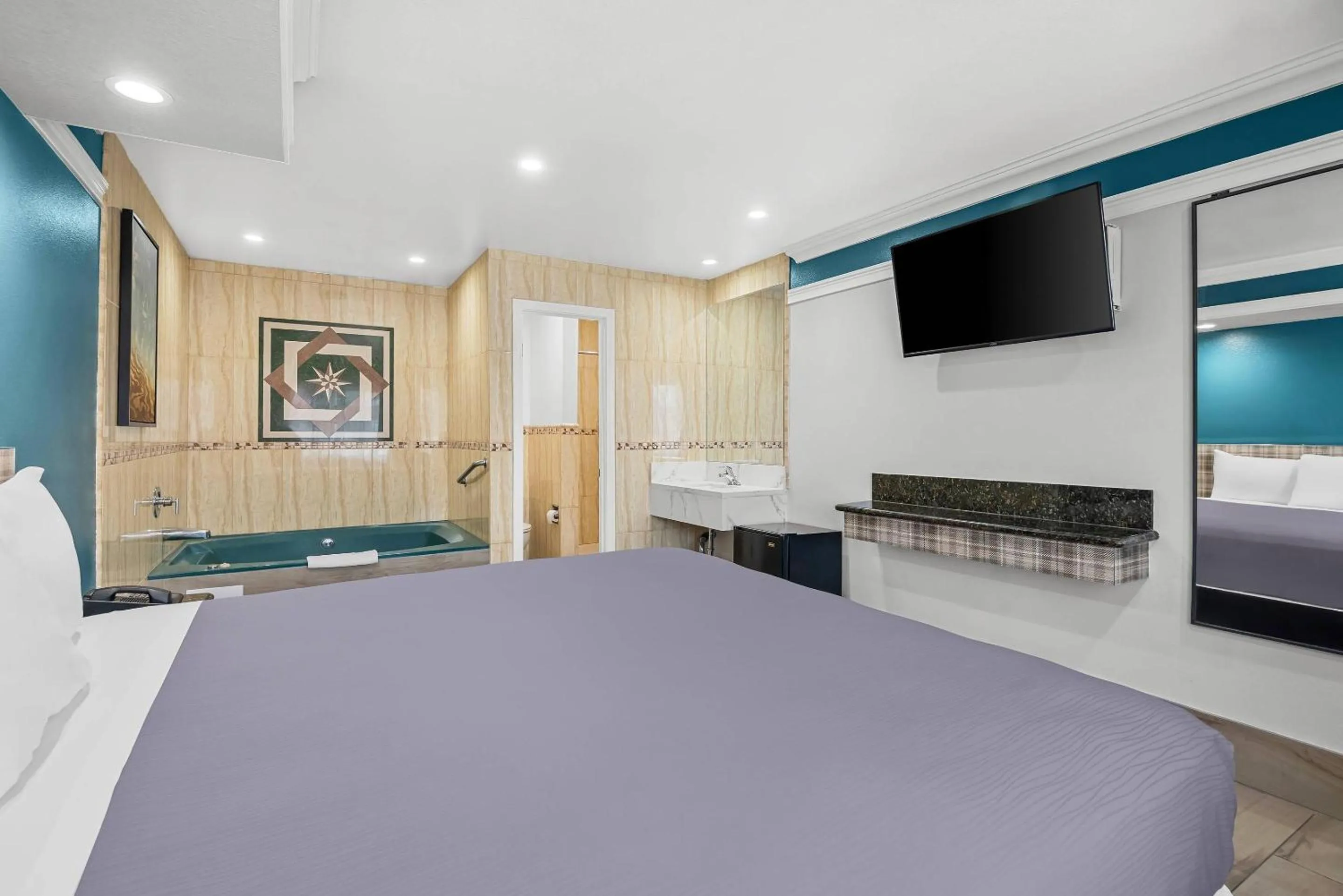 Bedroom, Bed in Rodeway Inn Commerce - Los Angeles