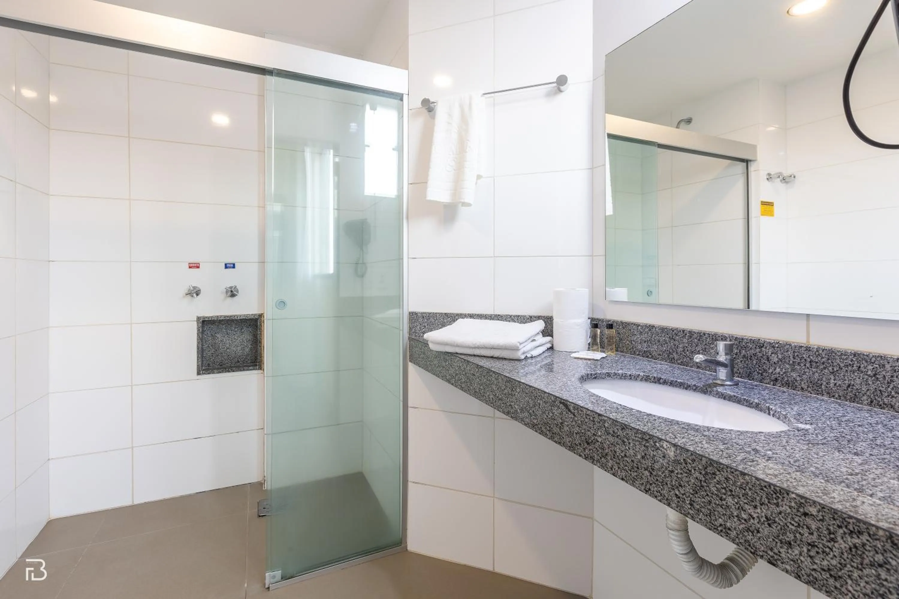 Bathroom in Porto Minas Hotel e Convenções