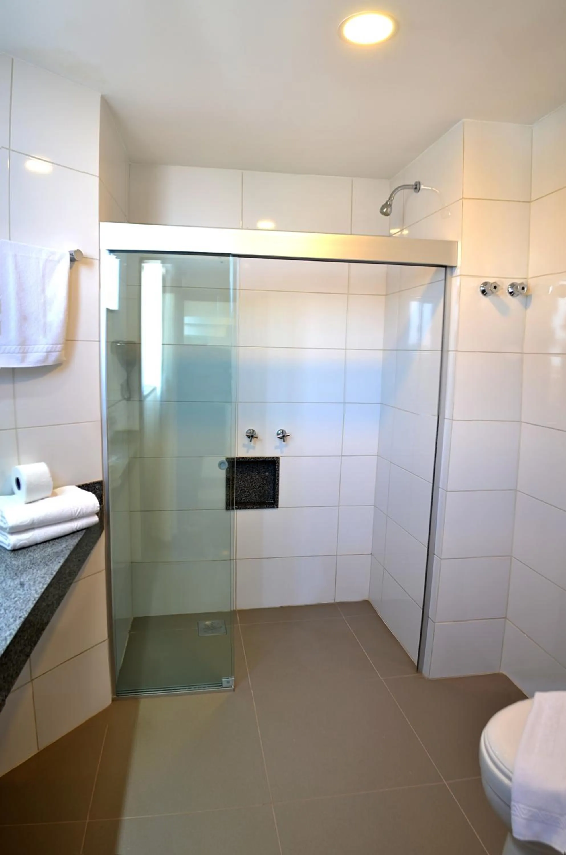 Shower in Porto Minas Hotel e Convenções