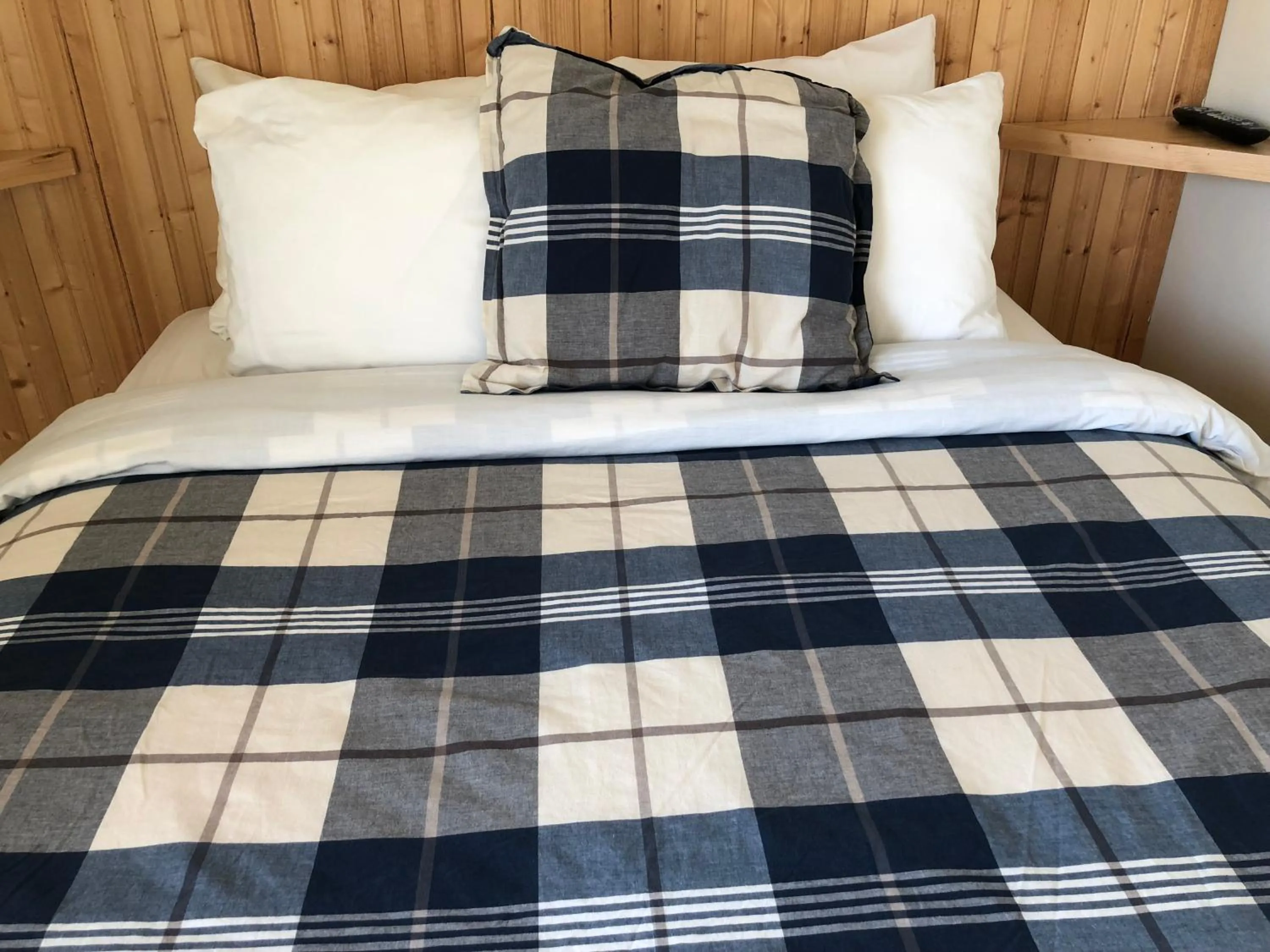 Bed in Piccadilly Motel