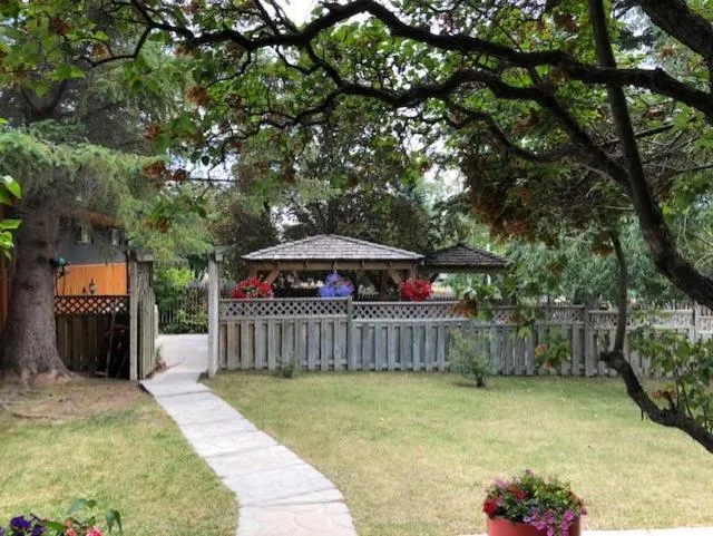 Garden in Piccadilly Motel